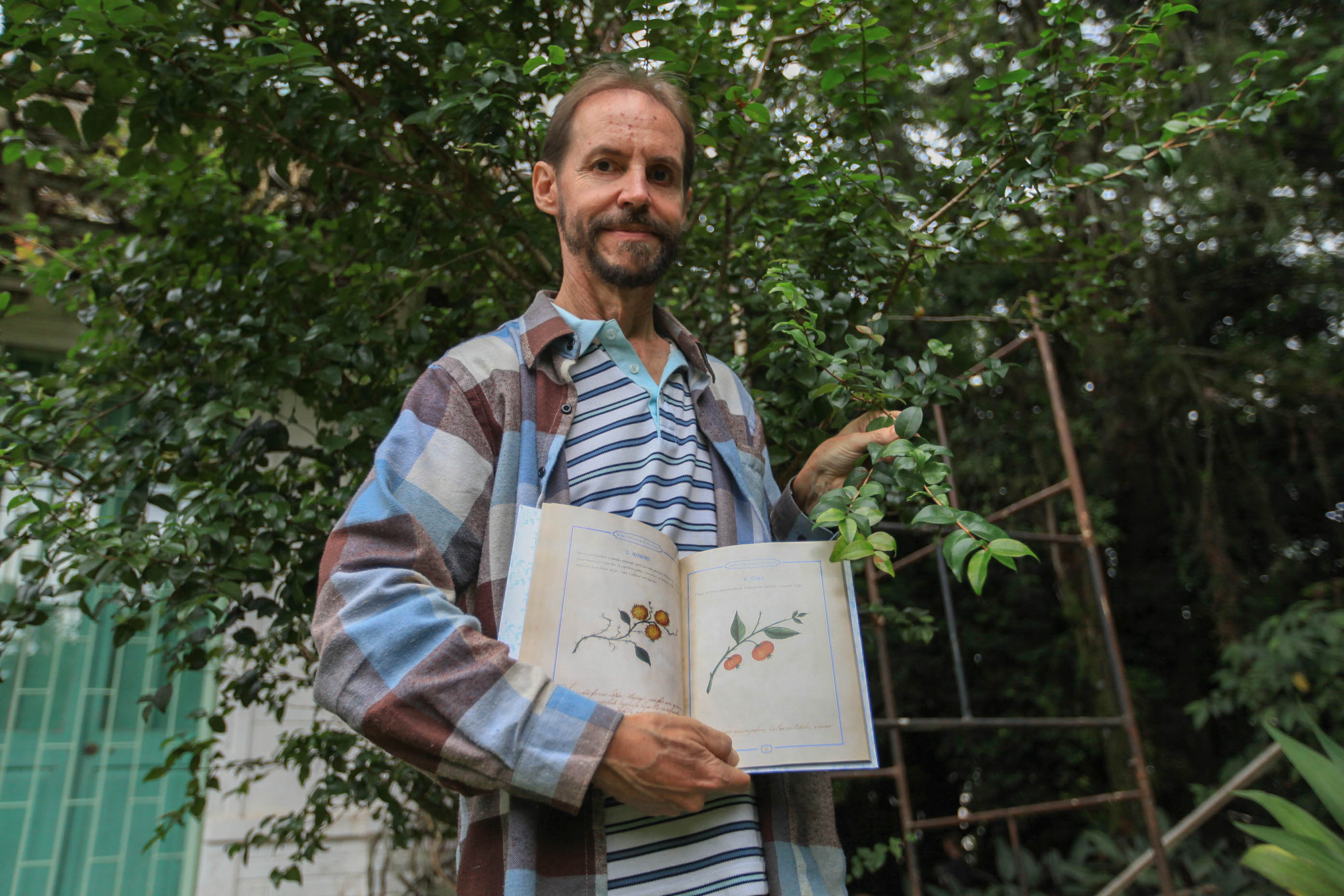Livro com coleção inédita sobre árvores de Santa Catarina