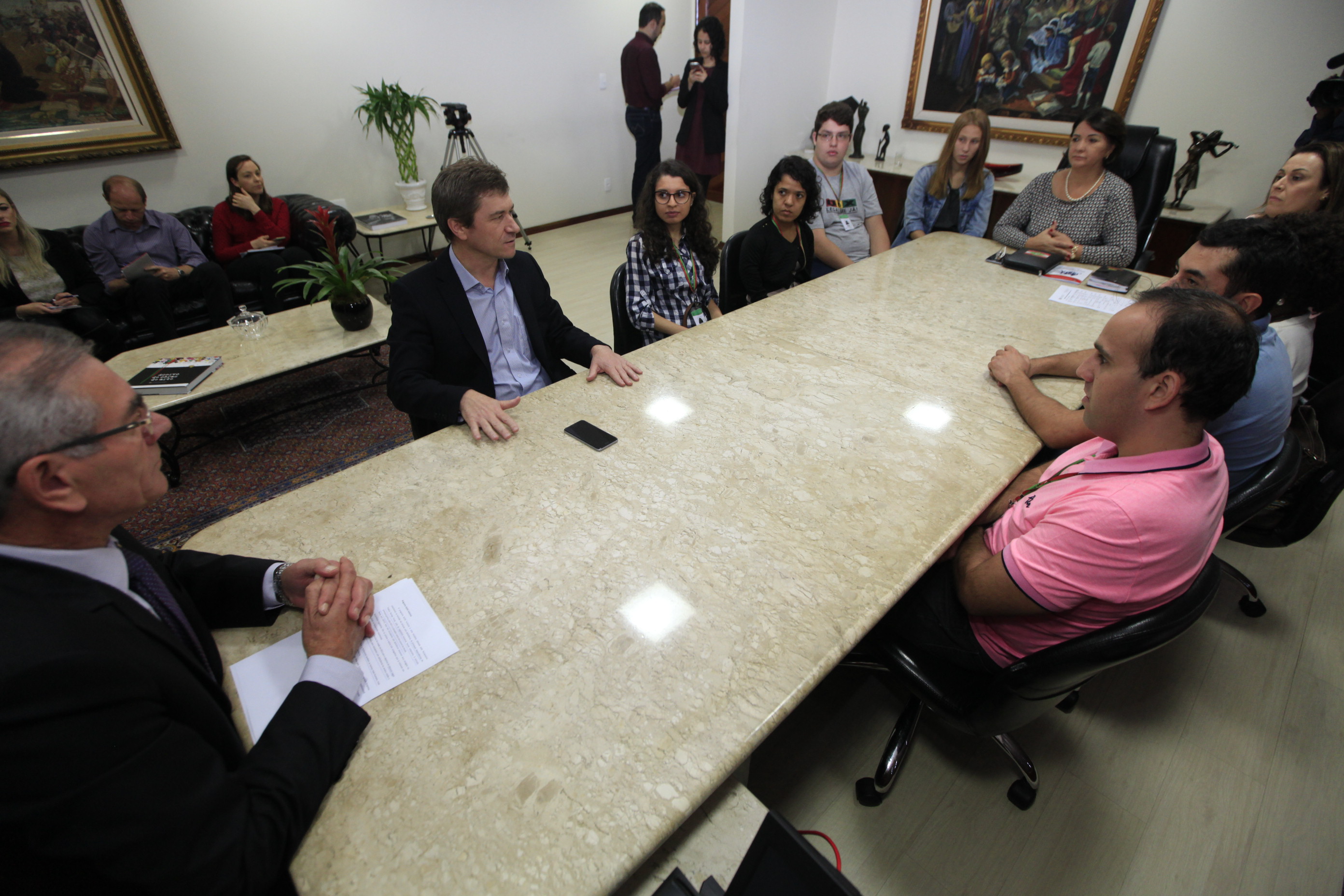 Presidente da Alesc Deputado Sílvio Dreveck recebe os novos estagiários do Programa Alesc Inclusiva.