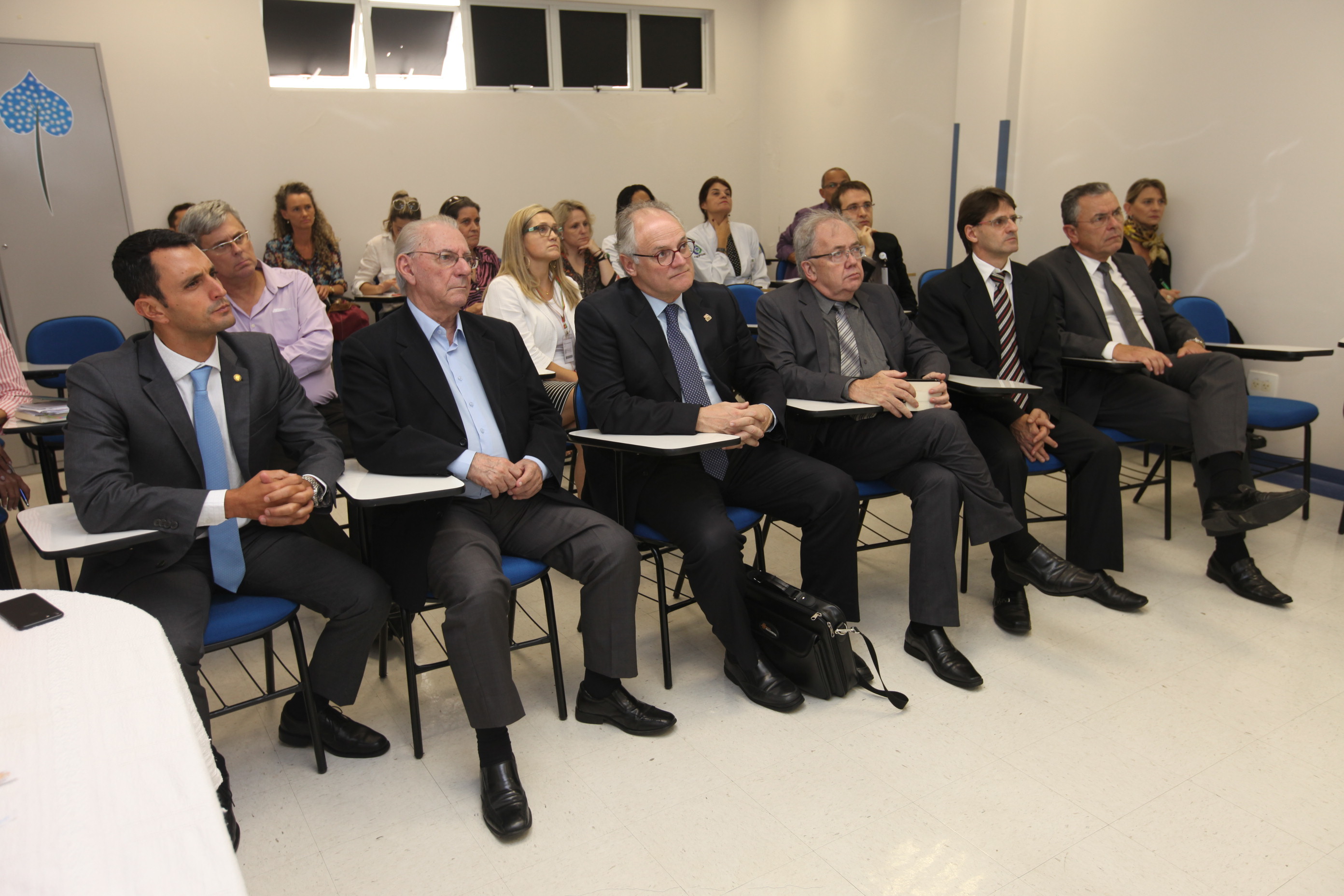 Deputados vistoriam obras no Cepon.