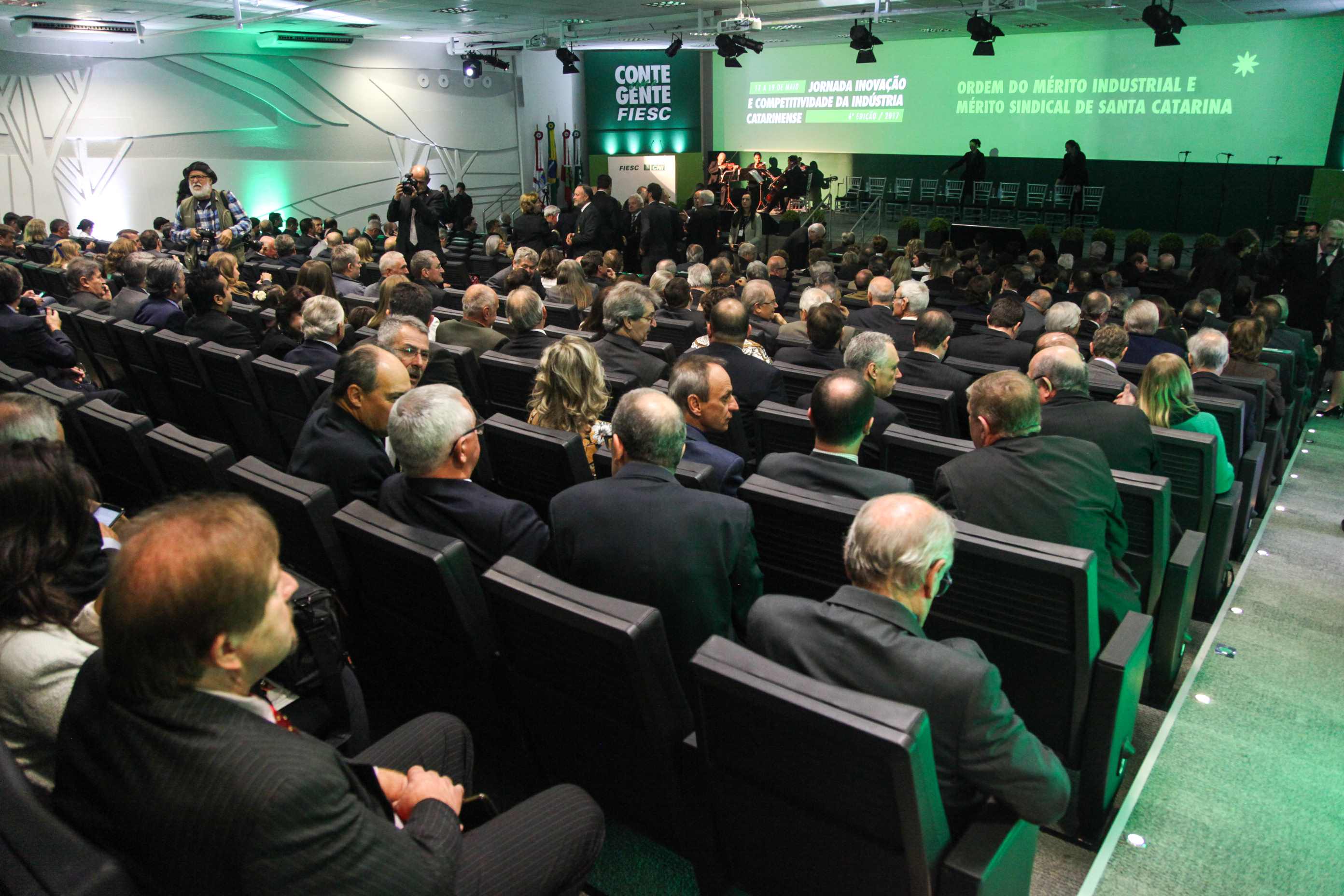 FIESC entrega Ordem do Mérito Industrial e Mérito Sindical
