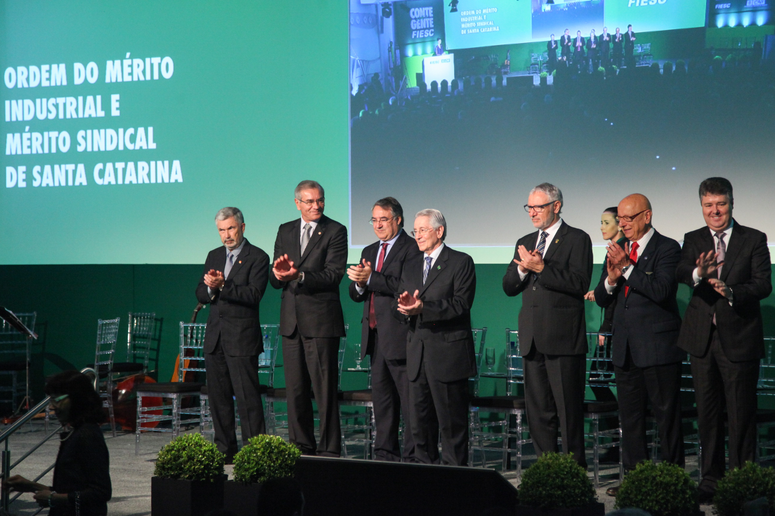 FIESC entrega Ordem do Mérito Industrial e Mérito Sindical
