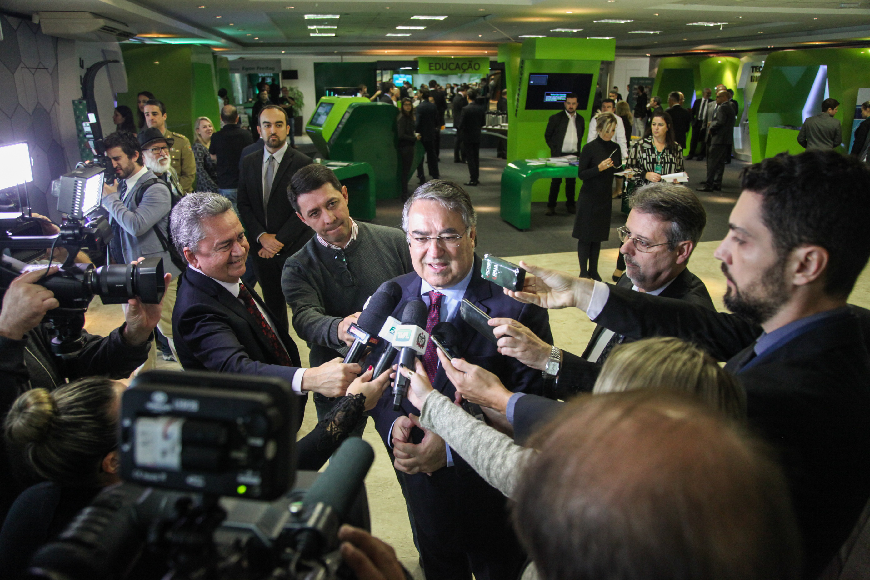 FIESC entrega Ordem do Mérito Industrial e Mérito Sindical