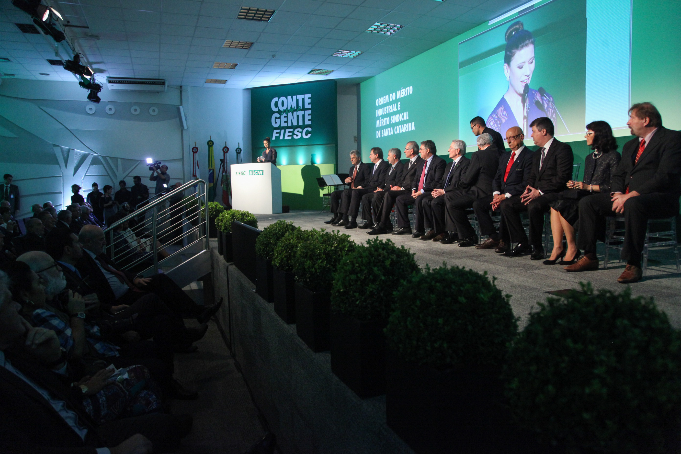 FIESC entrega Ordem do Mérito Industrial e Mérito Sindical