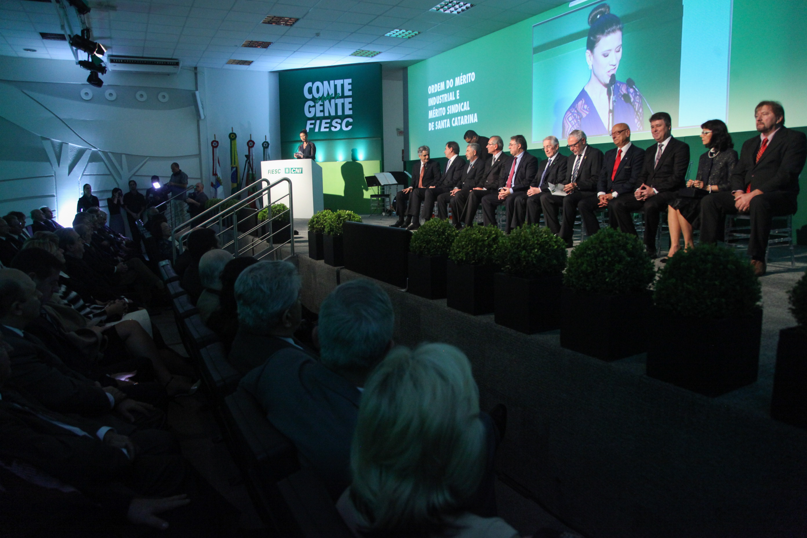 FIESC entrega Ordem do Mérito Industrial e Mérito Sindical