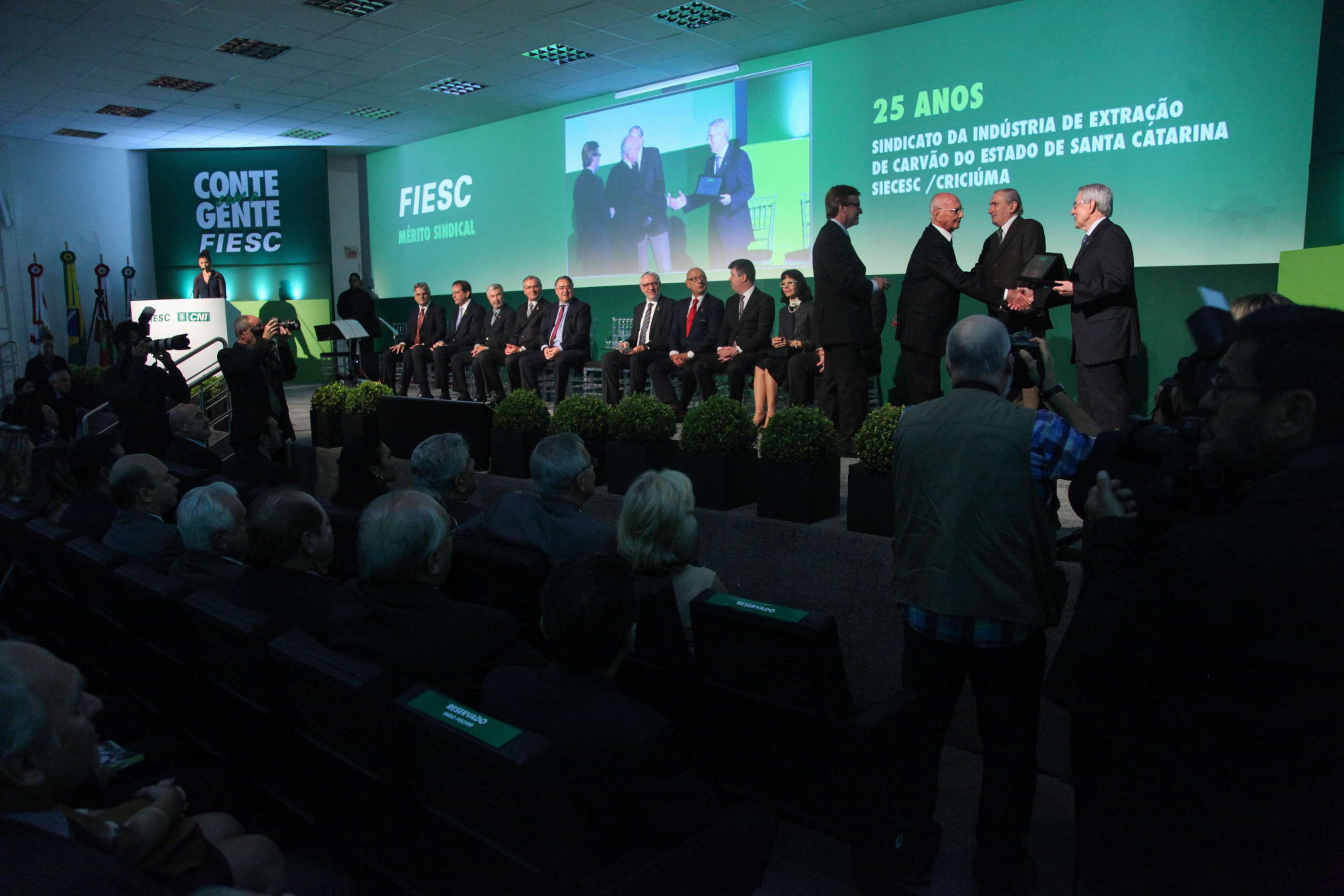 FIESC entrega Ordem do Mérito Industrial e Mérito Sindical