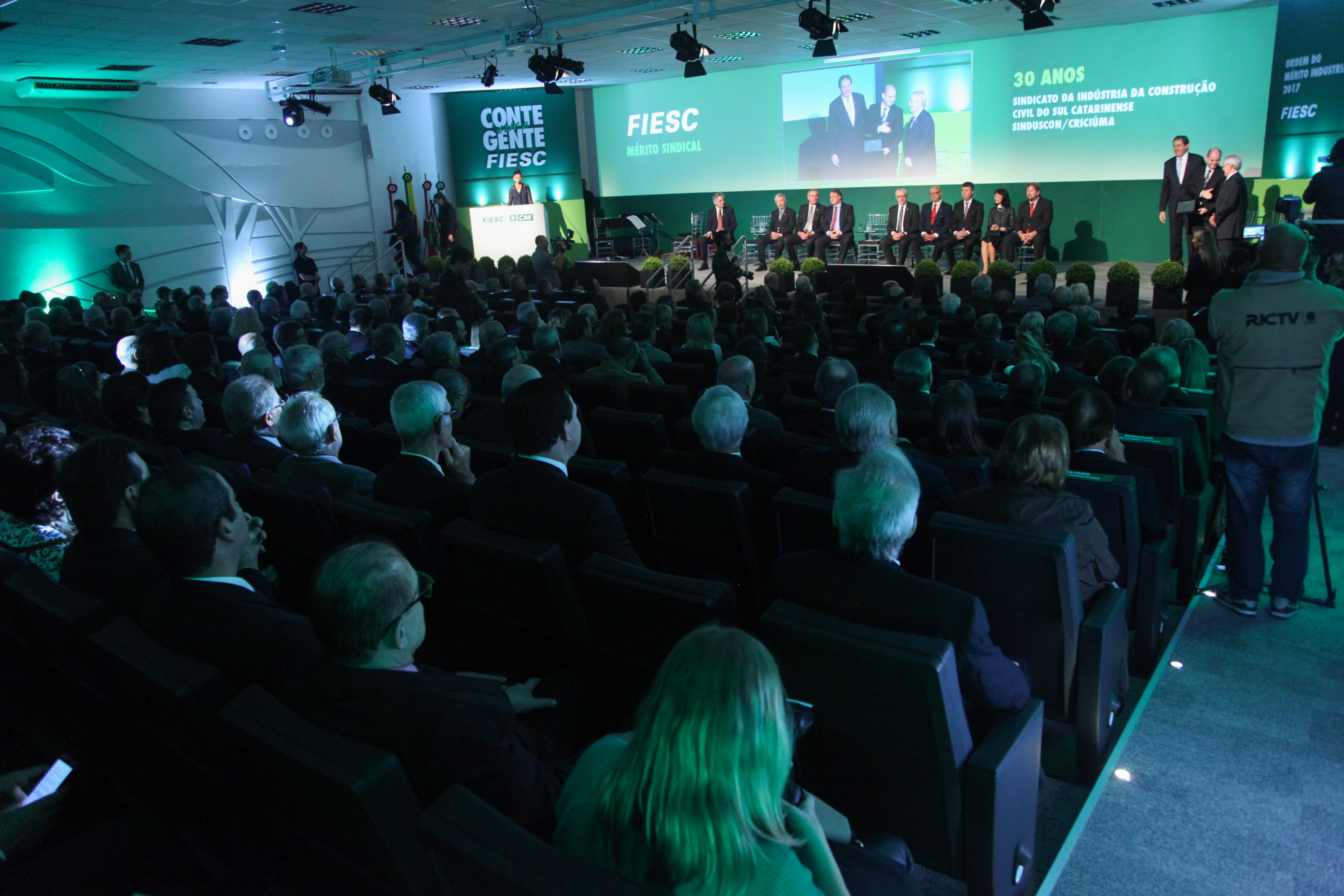 FIESC entrega Ordem do Mérito Industrial e Mérito Sindical