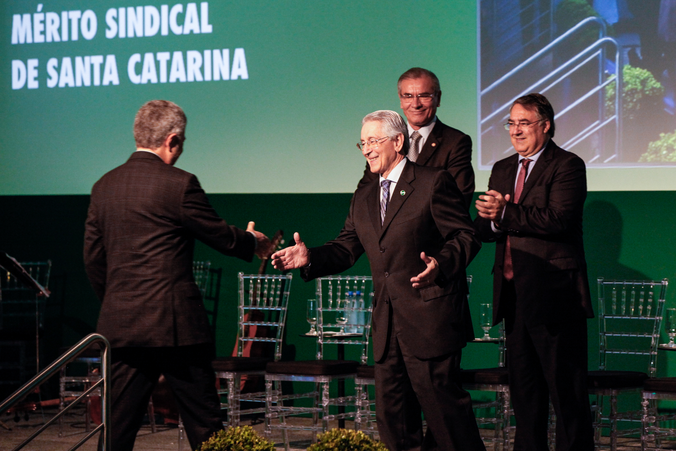 FIESC entrega Ordem do Mérito Industrial e Mérito Sindical