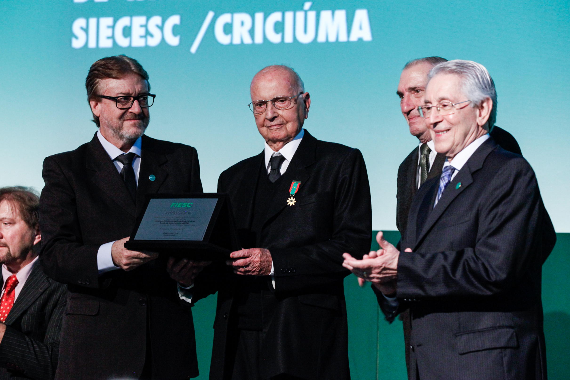 FIESC entrega Ordem do Mérito Industrial e Mérito Sindical