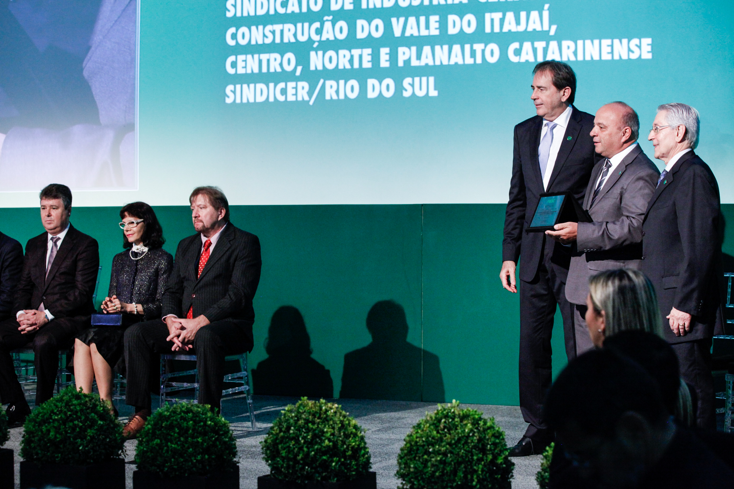 FIESC entrega Ordem do Mérito Industrial e Mérito Sindical