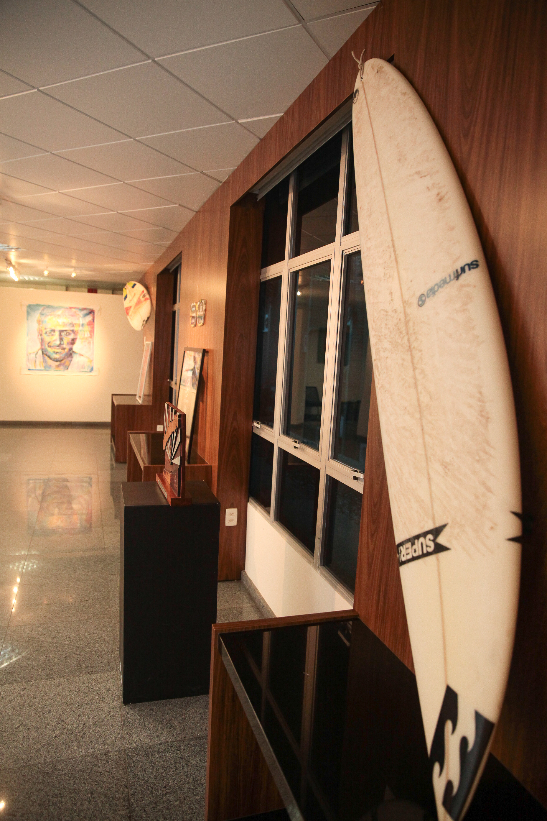 Exposição sobre o surfista Ricardinho.