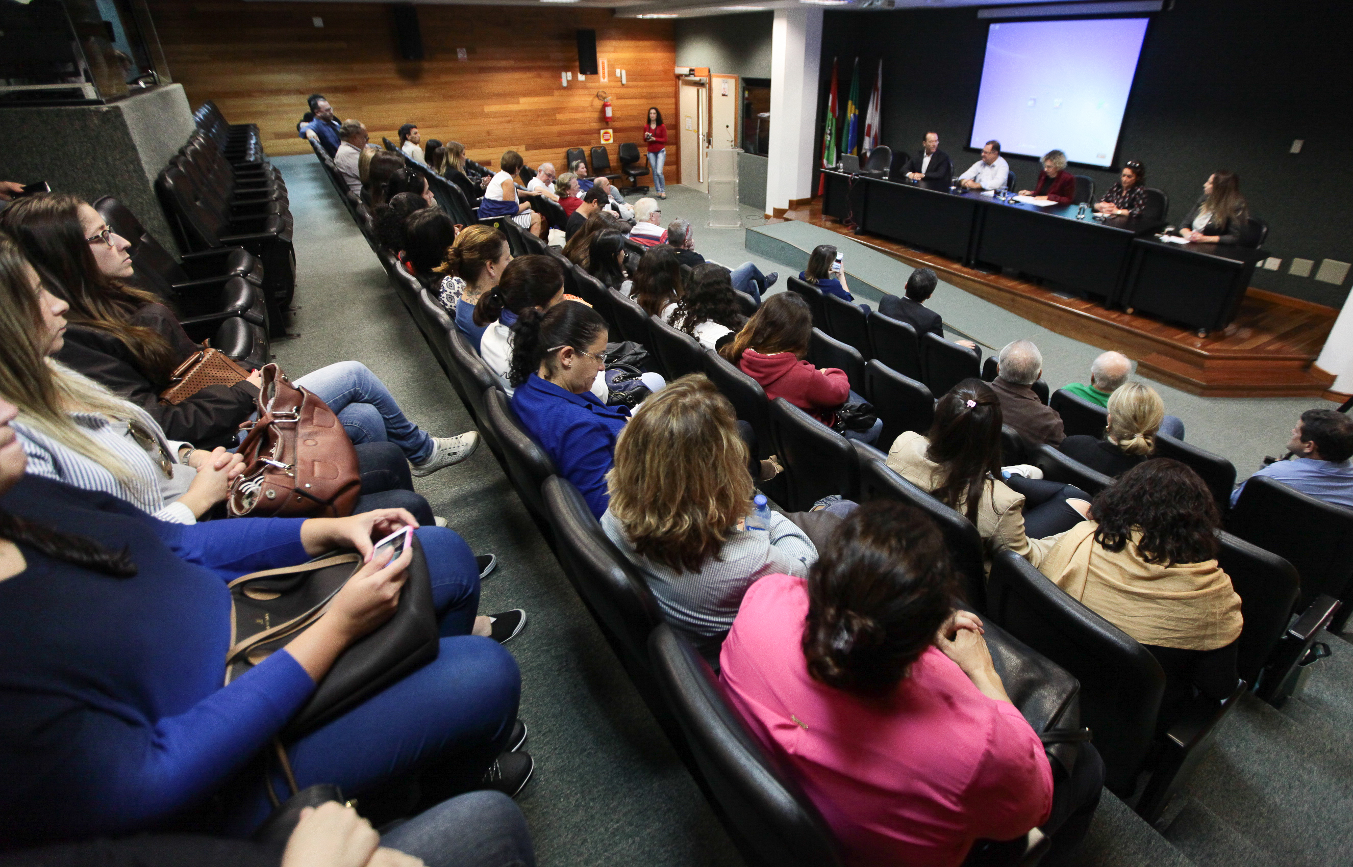 Debate sobre o Impacto da reforma da Previdência para os profissionais de enfermagem e saúde.
