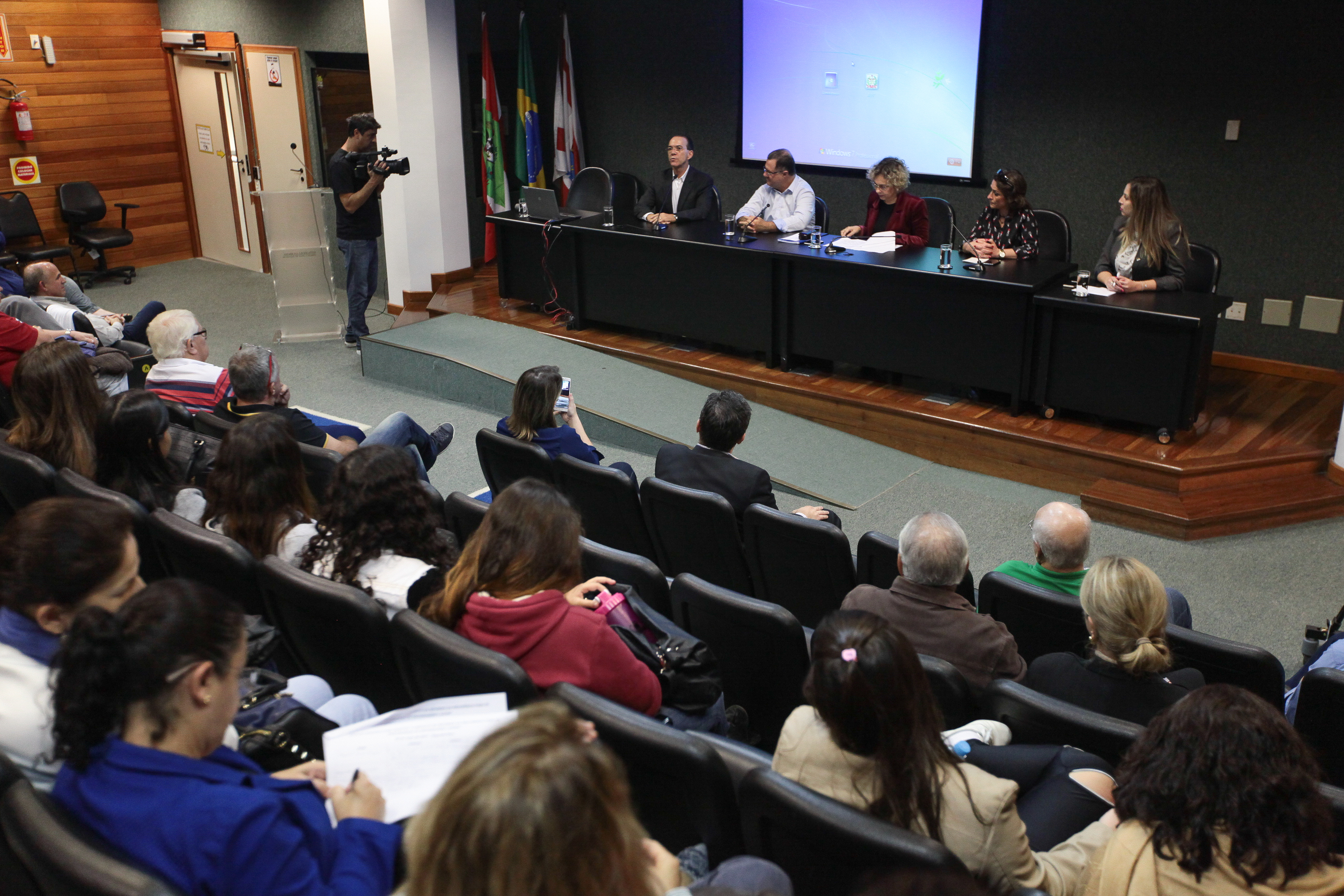 Debate sobre o Impacto da reforma da Previdência para os profissionais de enfermagem e saúde.