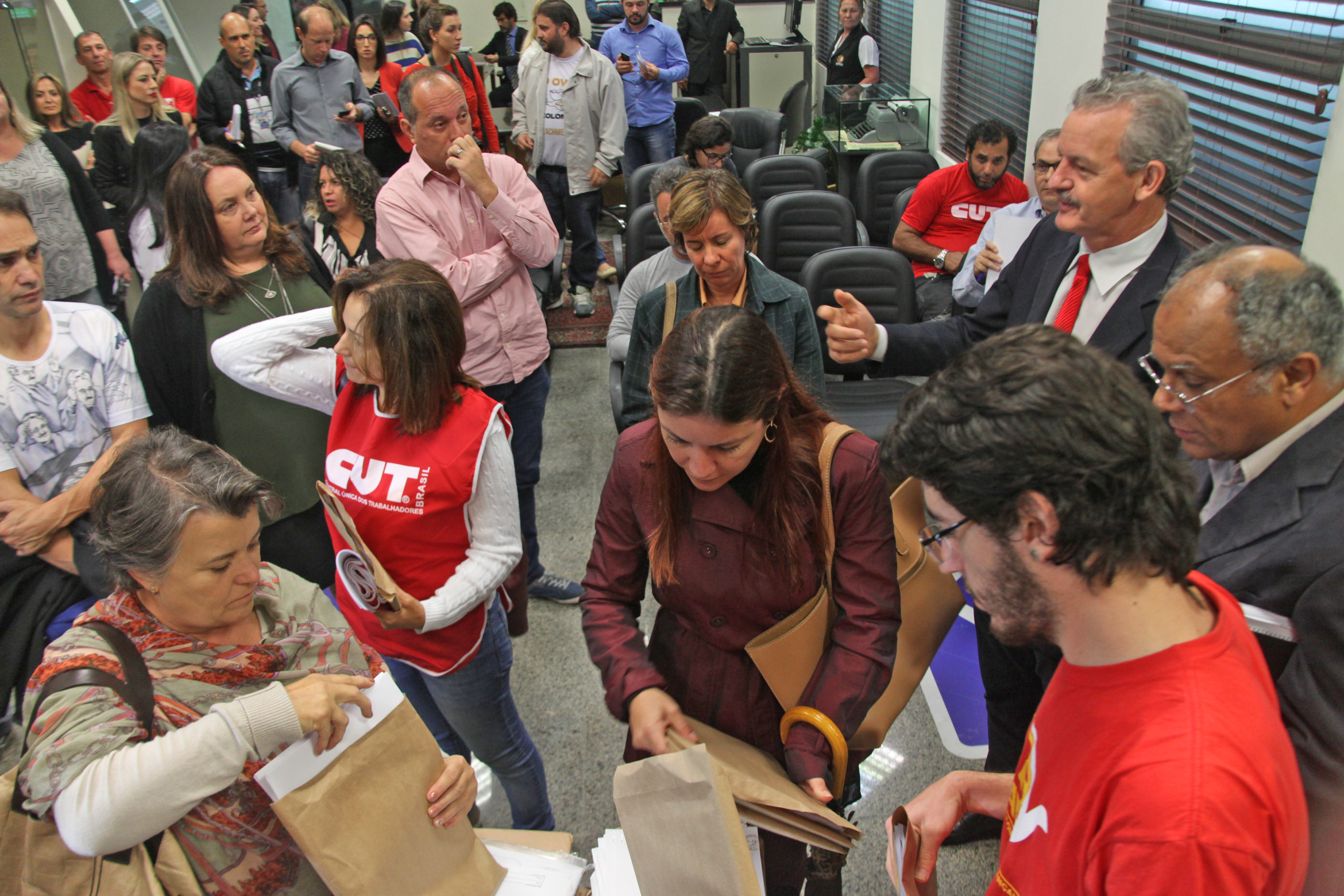 Entidades Protocolam Novo Pedido de Impeachment Contra Governador de SC.