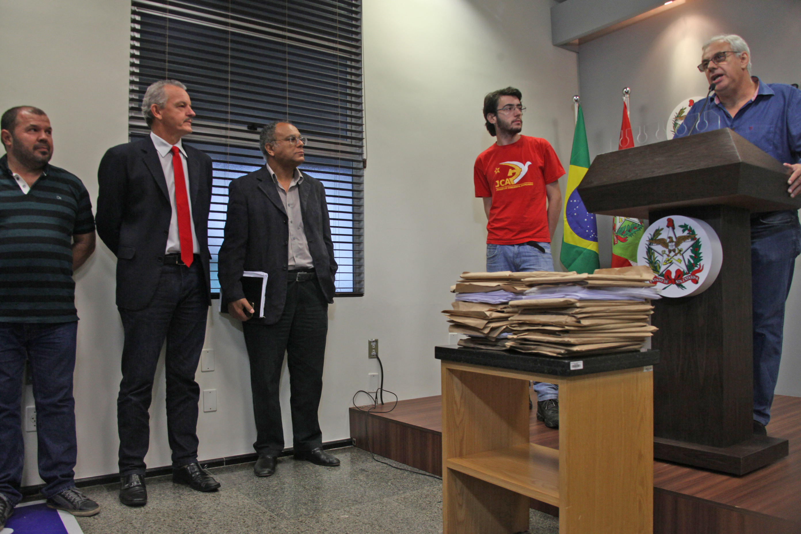 Entidades Protocolam Novo Pedido de Impeachment Contra Governador de SC.