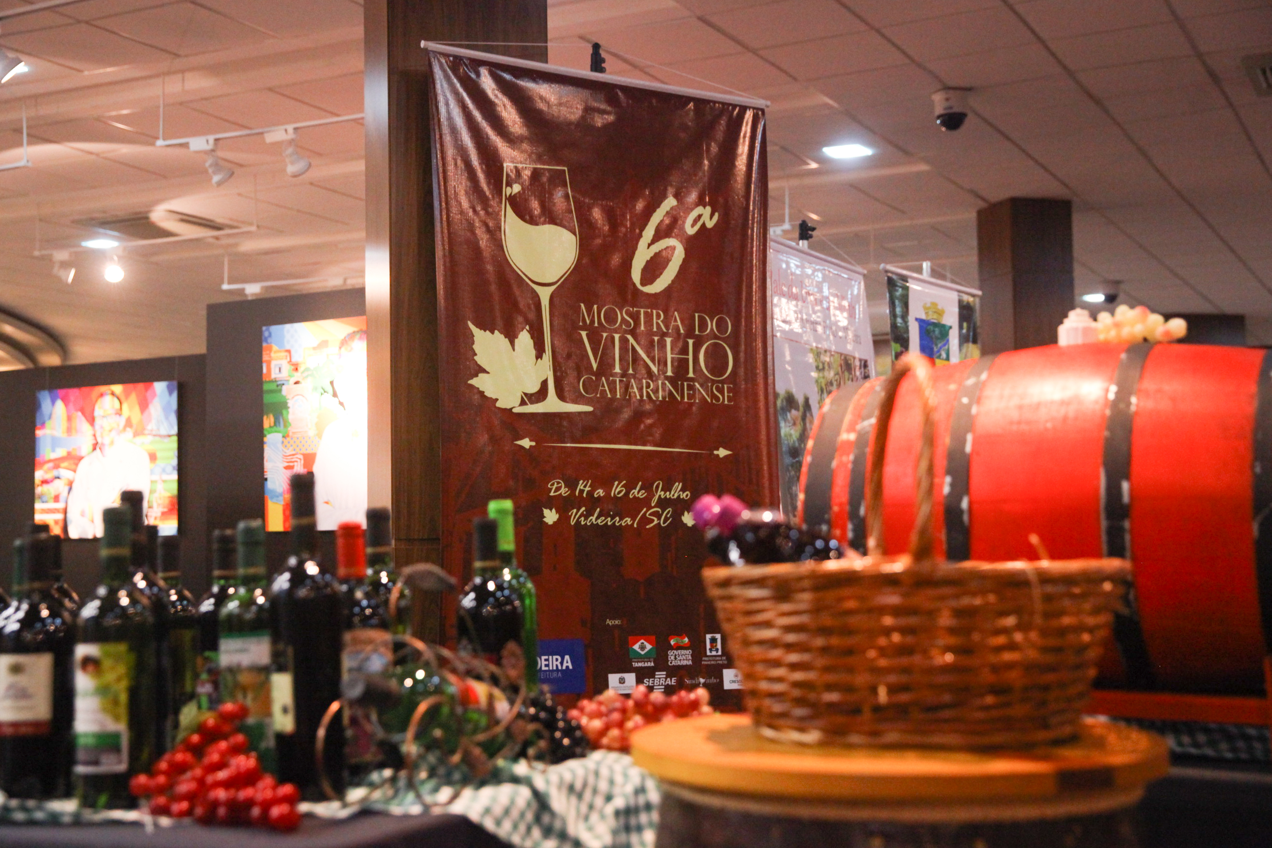 Abertura do primeiro barril de vinho para o lançamento da 6ª Mostra do Vinho Catarinense.