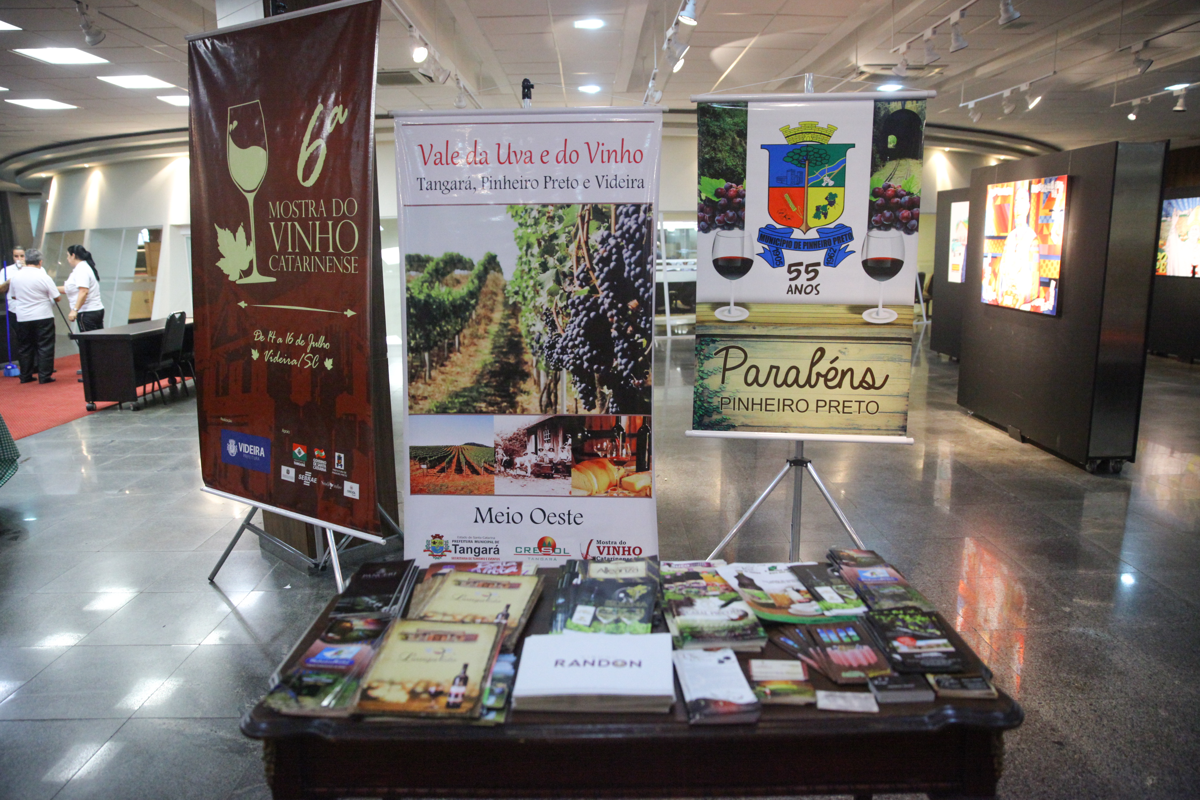 Abertura do primeiro barril de vinho para o lançamento da 6ª Mostra do Vinho Catarinense