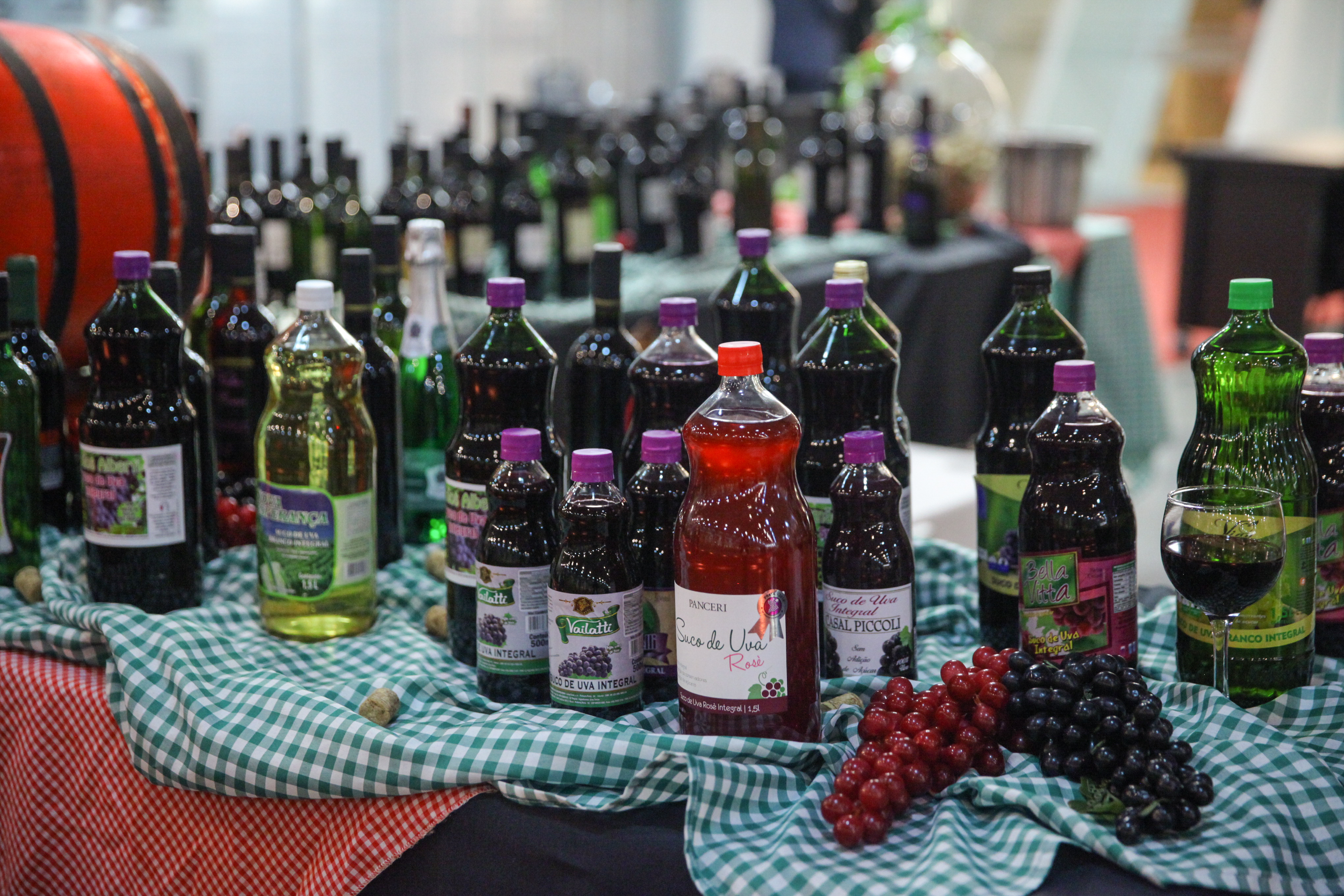Abertura do primeiro barril de vinho para o lançamento da 6ª Mostra do Vinho Catarinense