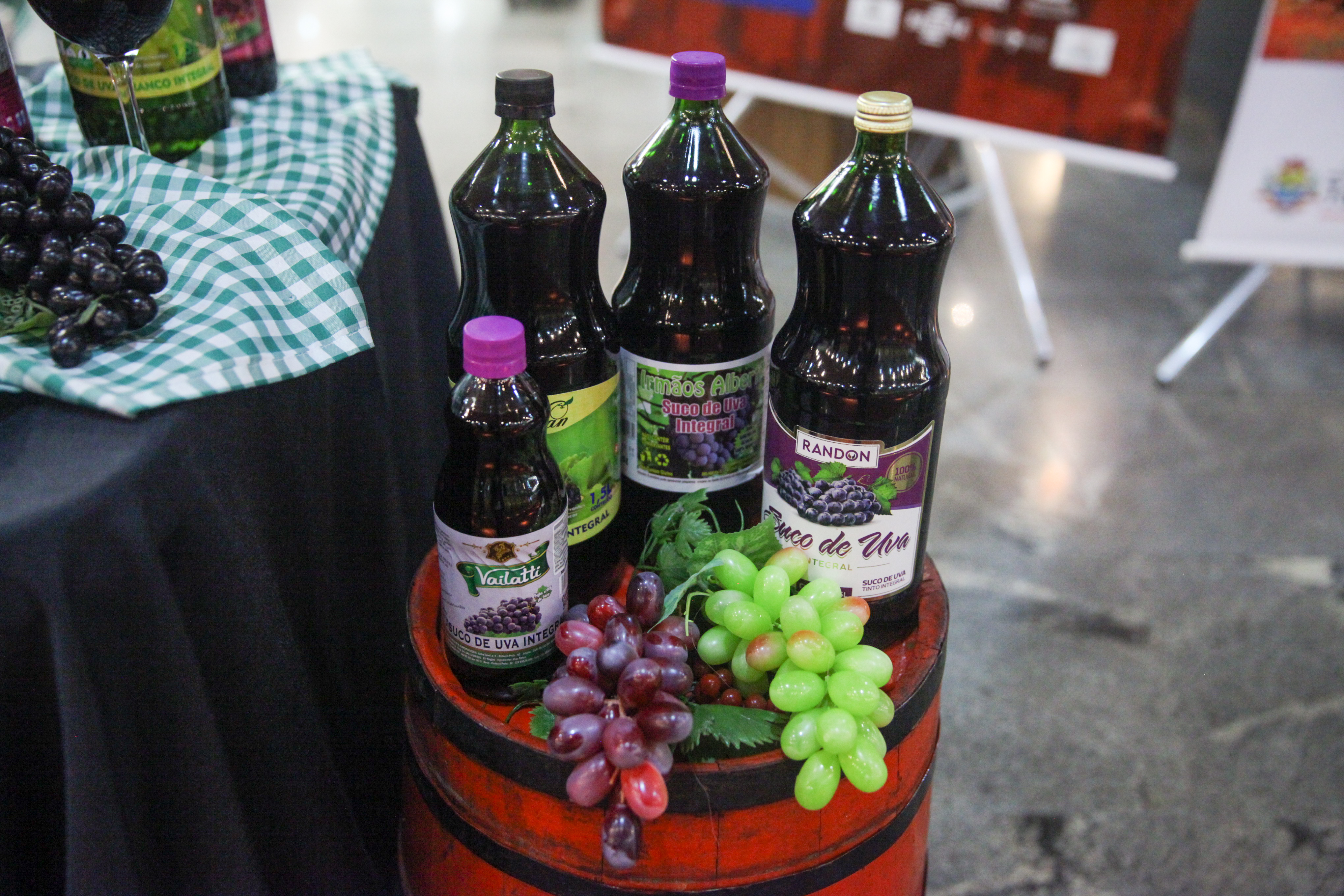Abertura do primeiro barril de vinho para o lançamento da 6ª Mostra do Vinho Catarinense