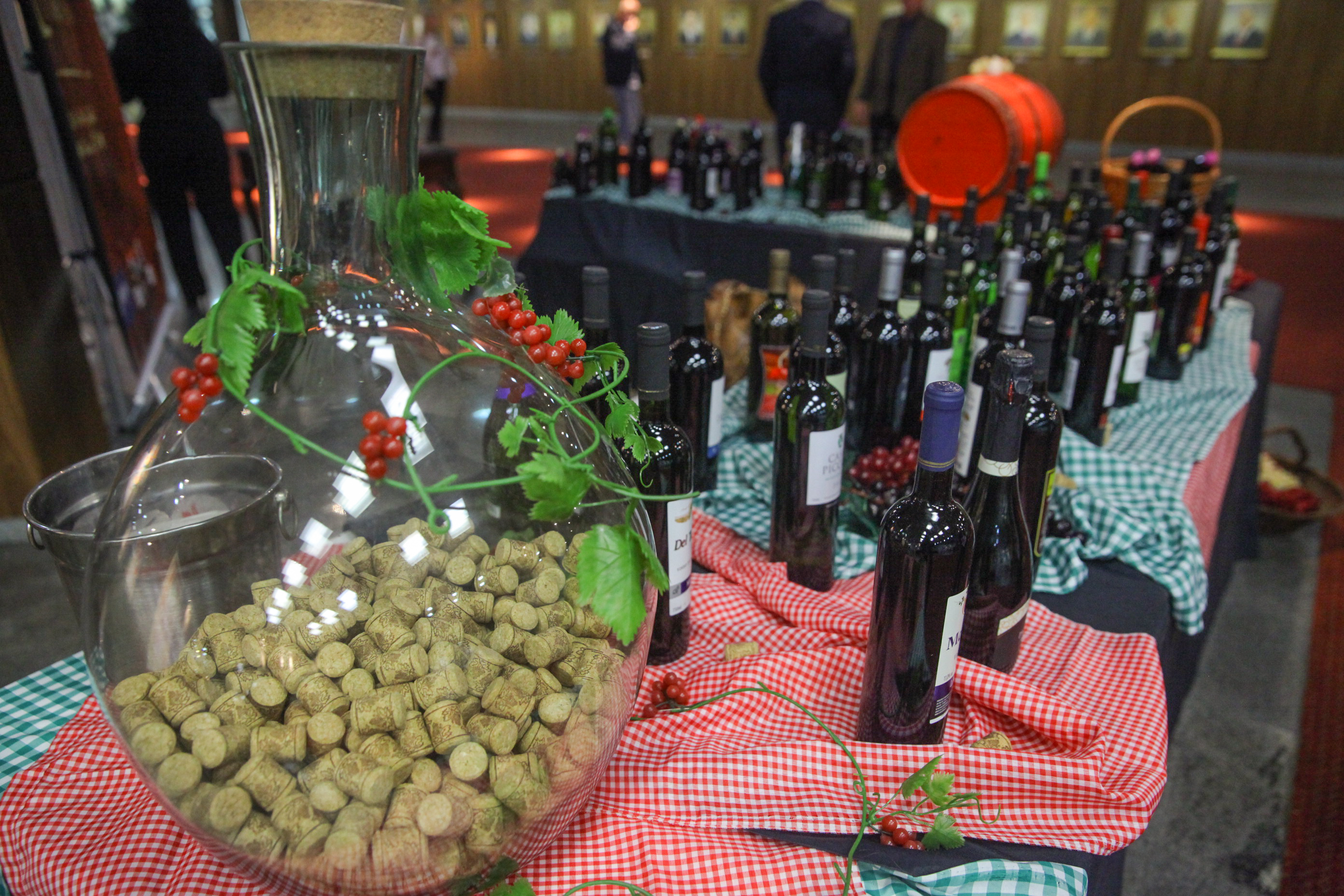Abertura do primeiro barril de vinho para o lançamento da 6ª Mostra do Vinho Catarinense.