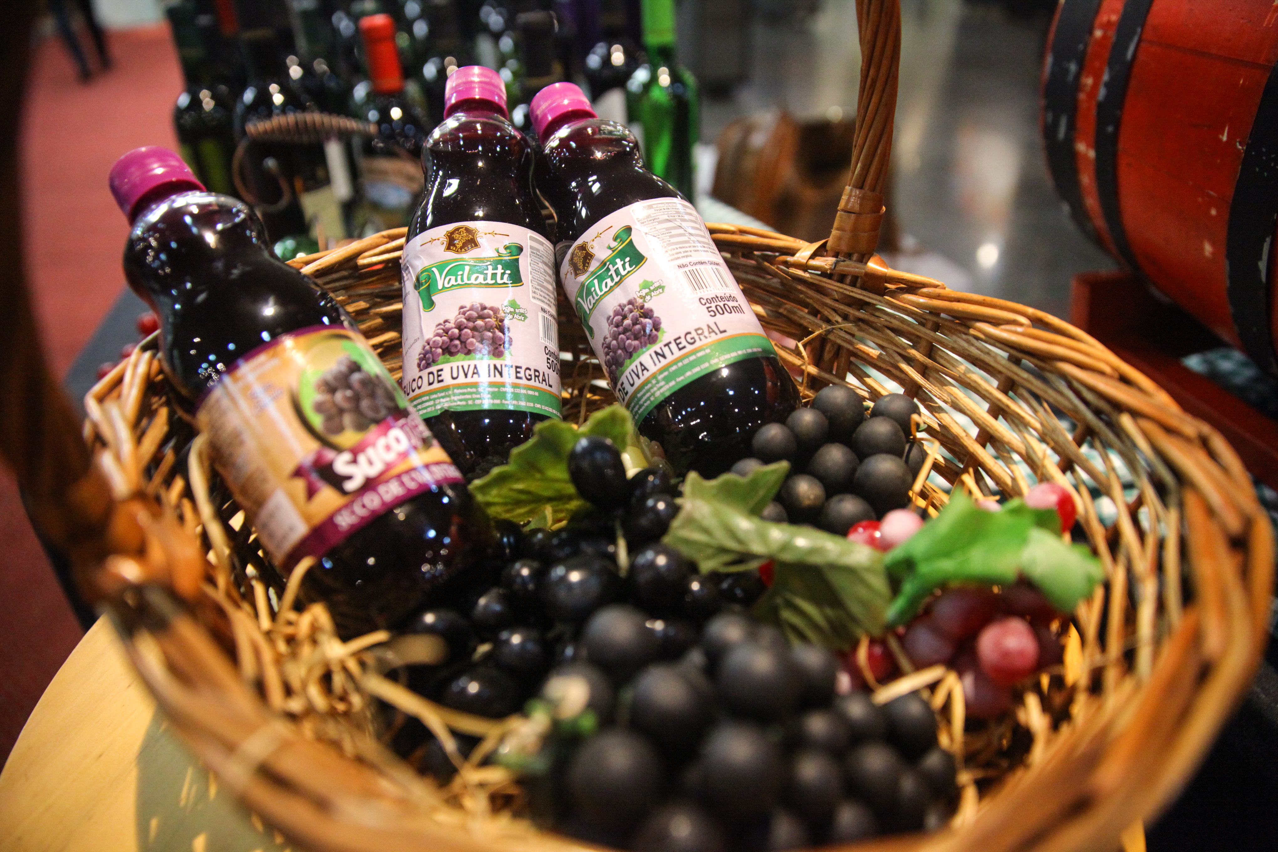 Abertura do primeiro barril de vinho para o lançamento da 6ª Mostra do Vinho Catarinense.