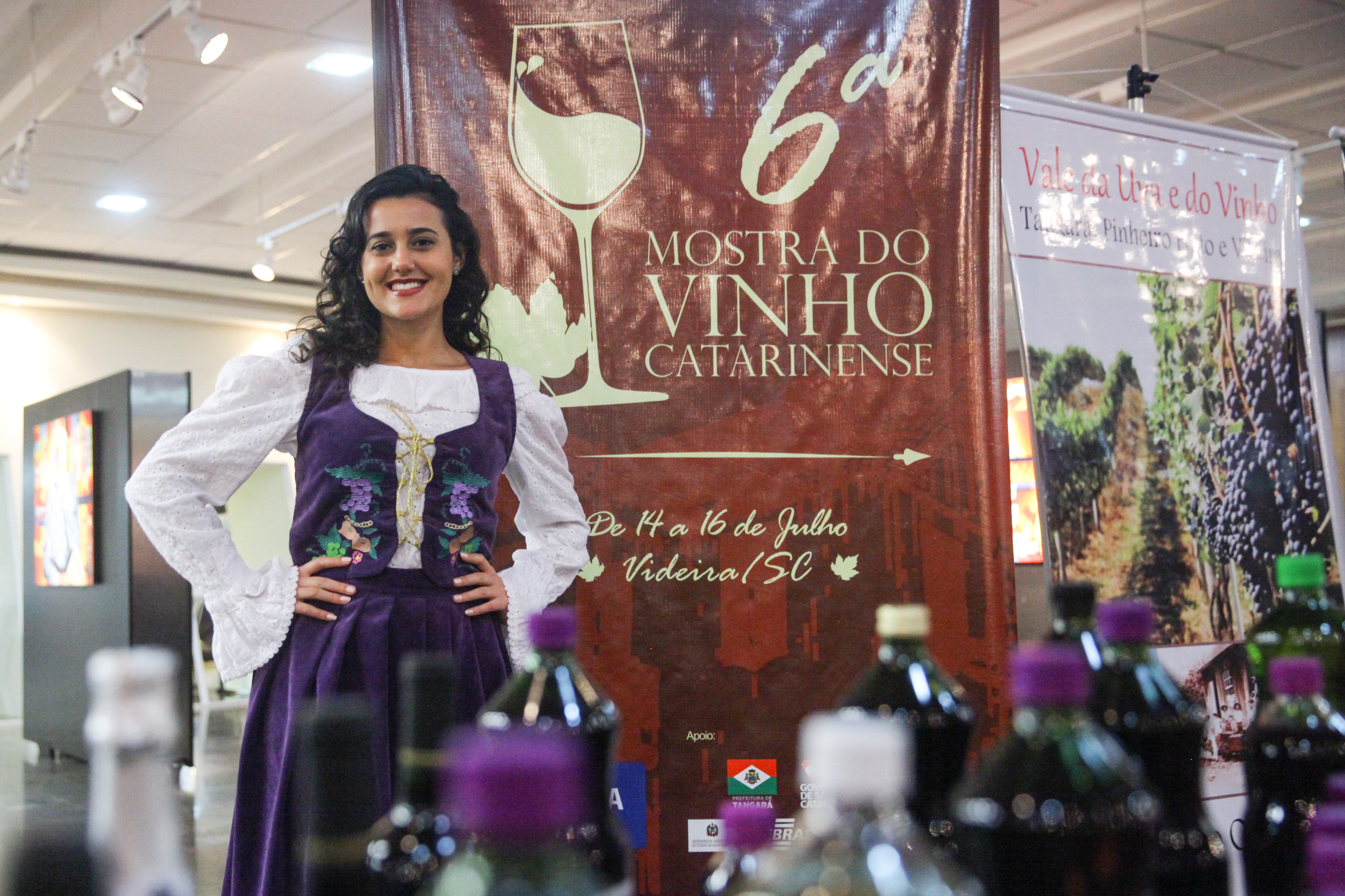 Abertura do primeiro barril de vinho para o lançamento da 6ª Mostra do Vinho Catarinense