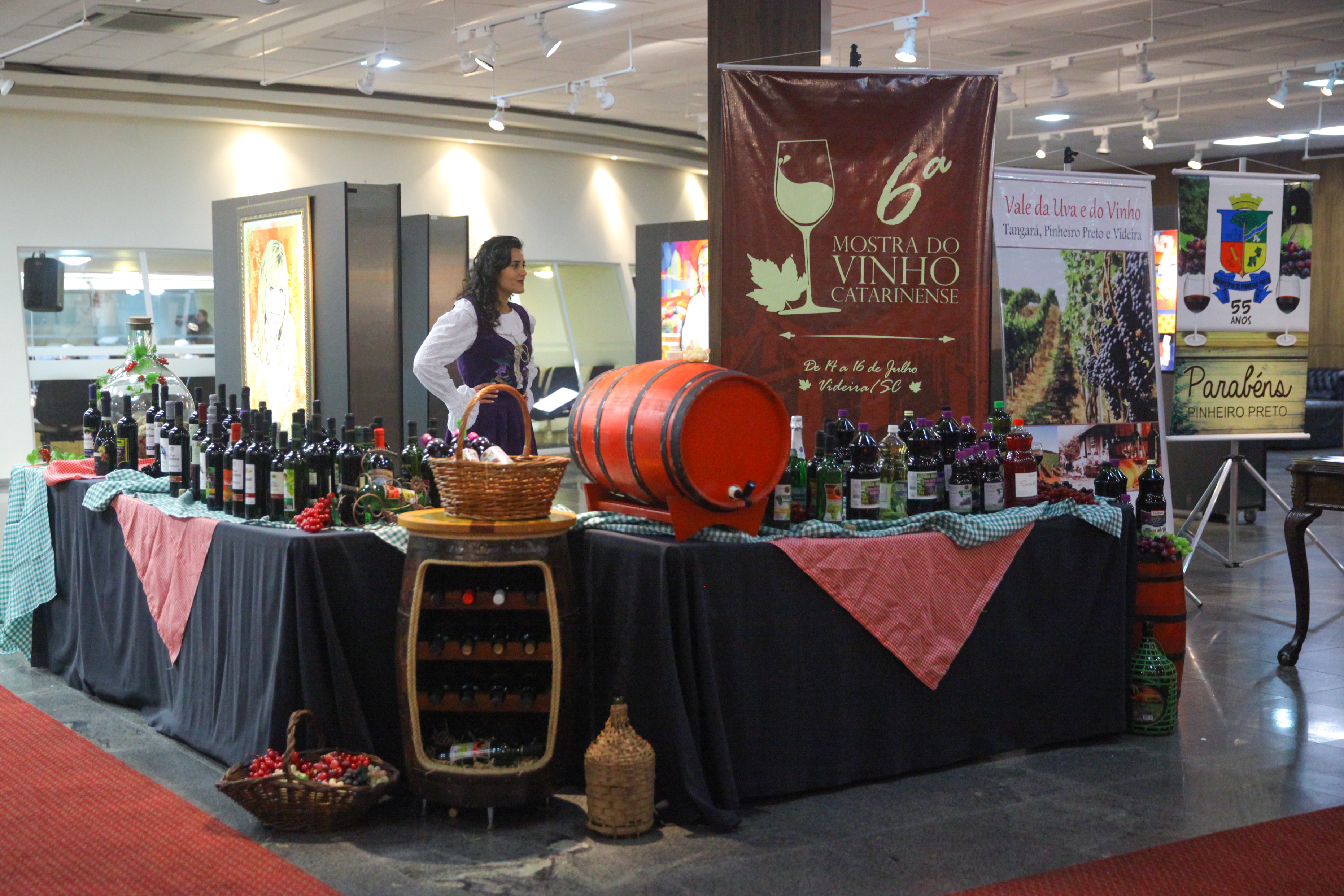 Abertura do primeiro barril de vinho para o lançamento da 6ª Mostra do Vinho Catarinense