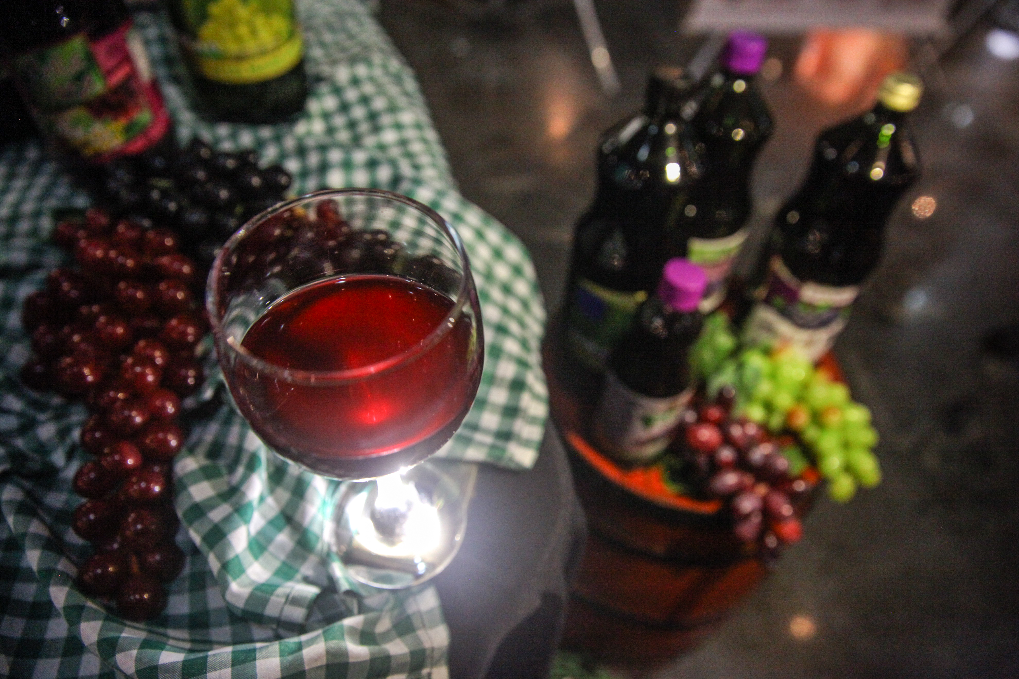 Abertura do primeiro barril de vinho para o lançamento da 6ª Mostra do Vinho Catarinense.
