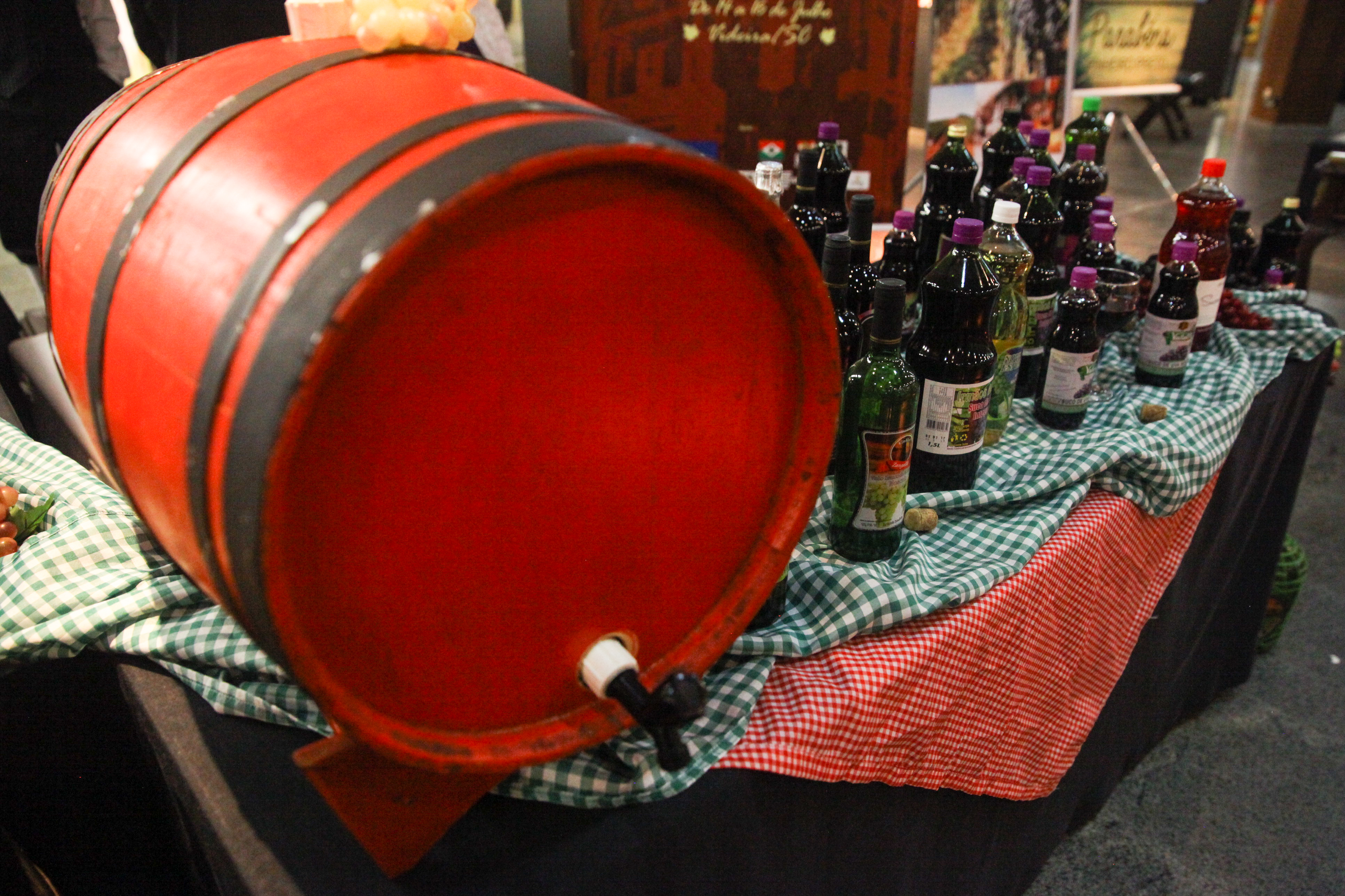 Abertura do primeiro barril de vinho para o lançamento da 6ª Mostra do Vinho Catarinense