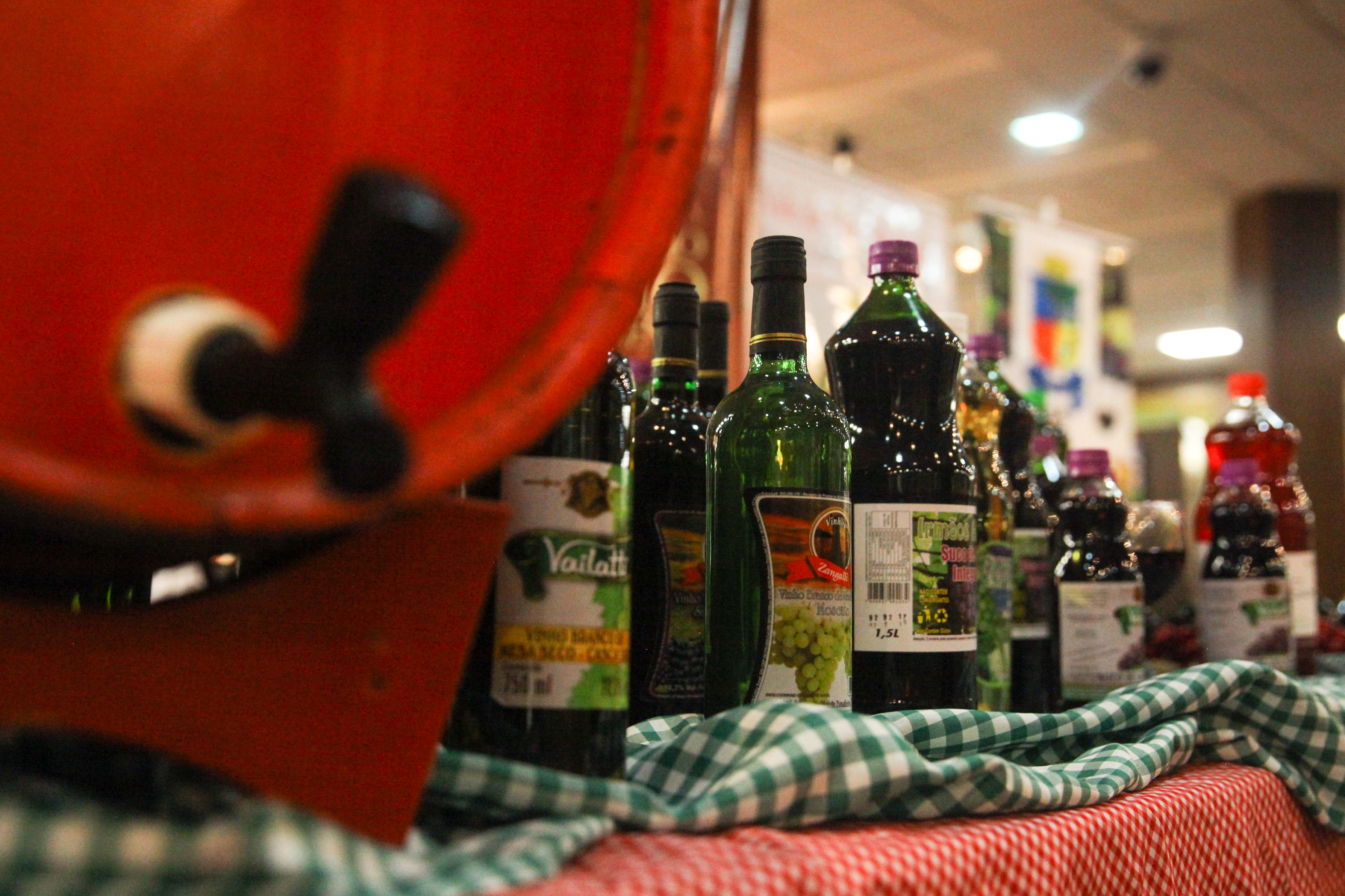 Abertura do primeiro barril de vinho para o lançamento da 6ª Mostra do Vinho Catarinense