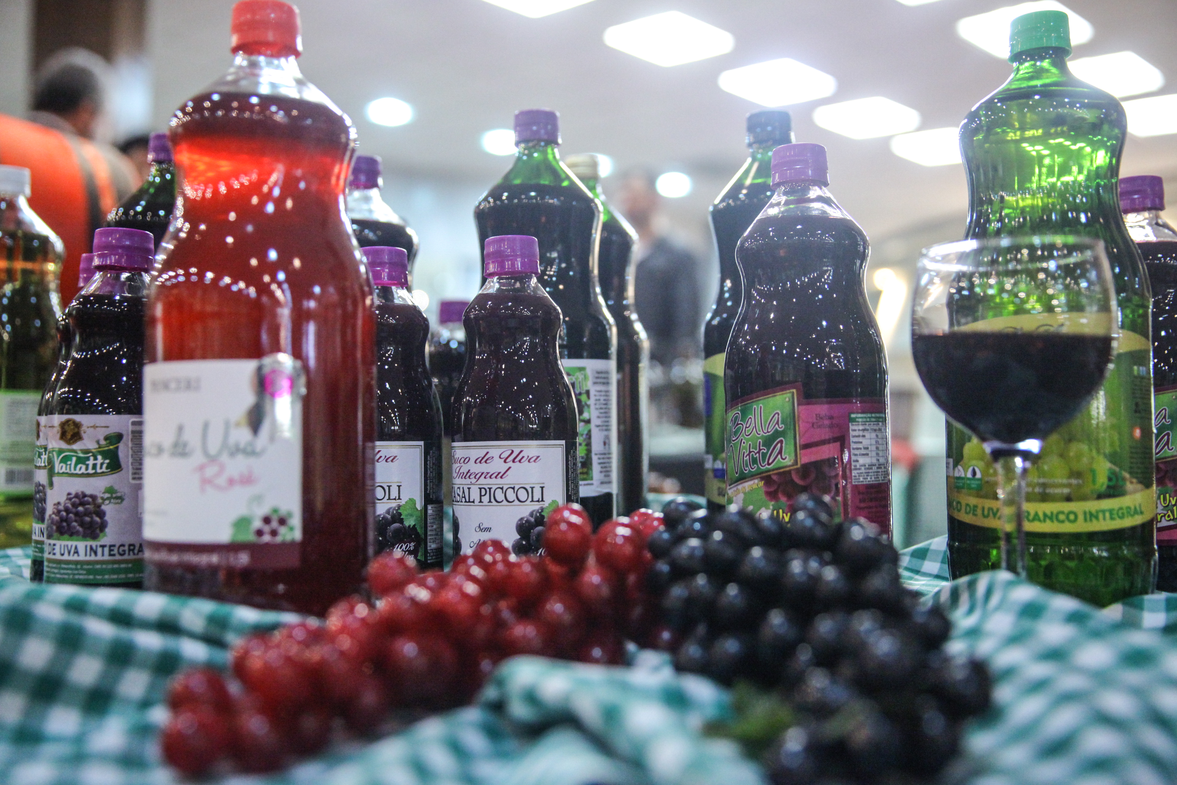 Abertura do primeiro barril de vinho para o lançamento da 6ª Mostra do Vinho Catarinense