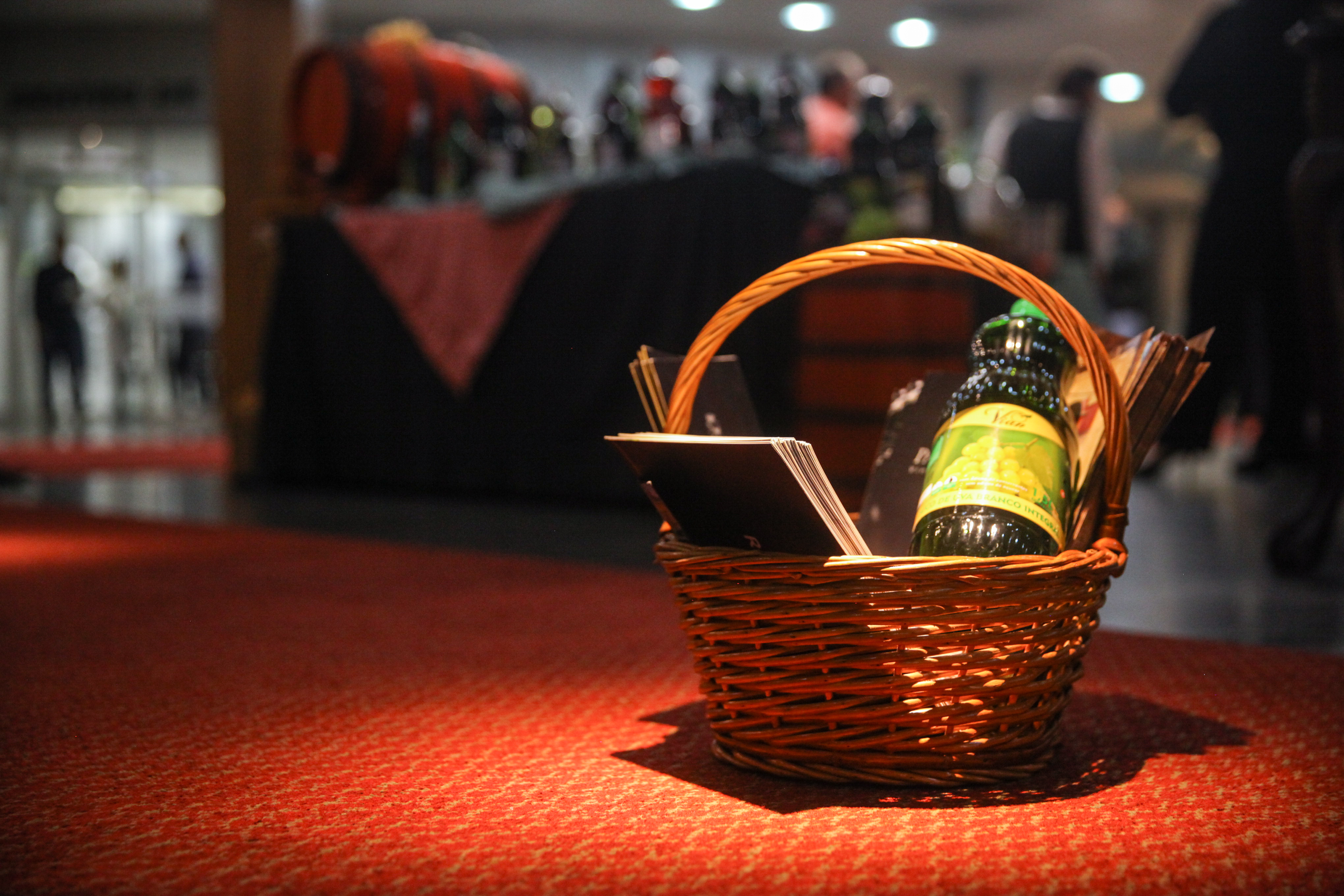 Abertura do primeiro barril de vinho para o lançamento da 6ª Mostra do Vinho Catarinense
