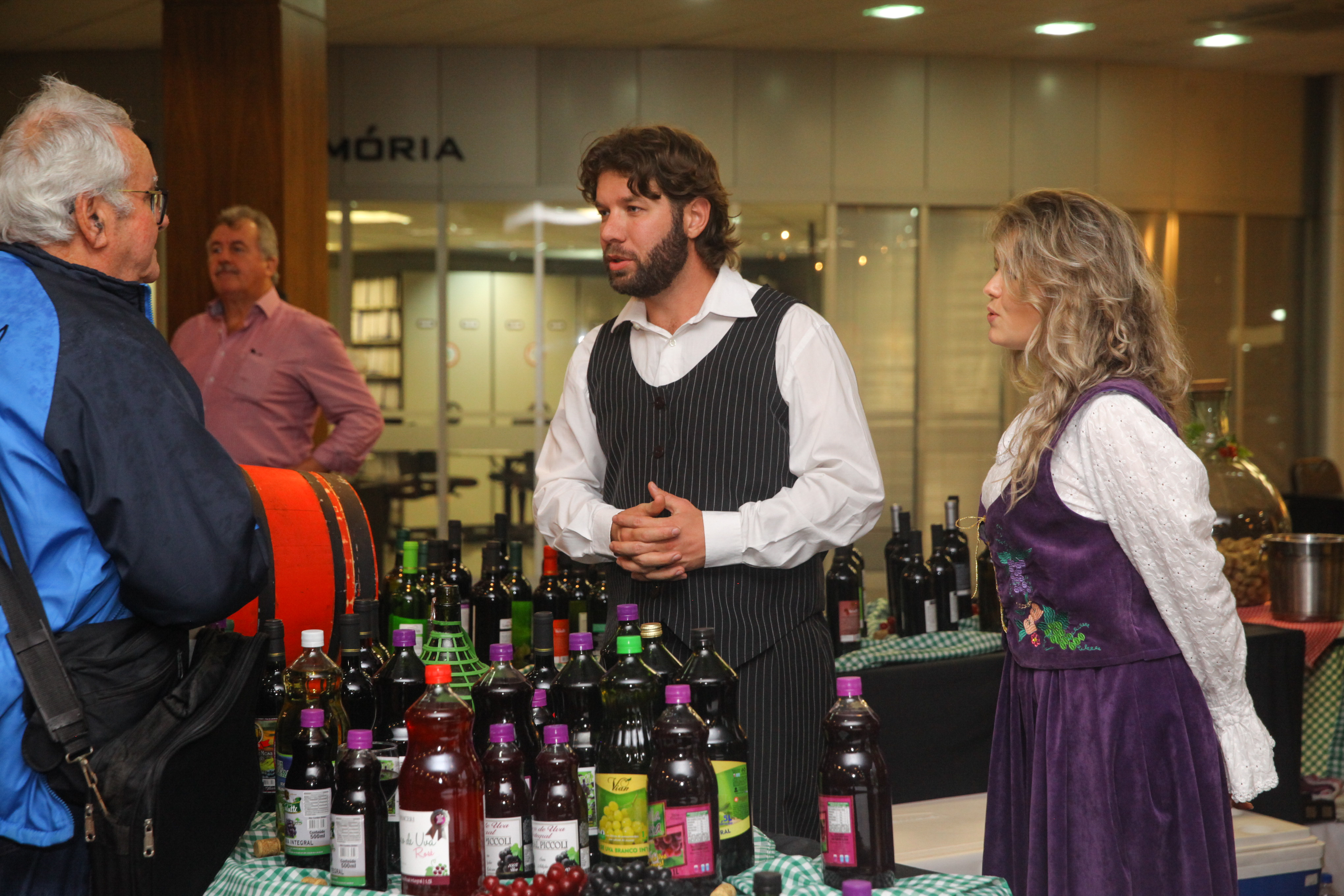 Abertura do primeiro barril de vinho para o lançamento da 6ª Mostra do Vinho Catarinense
