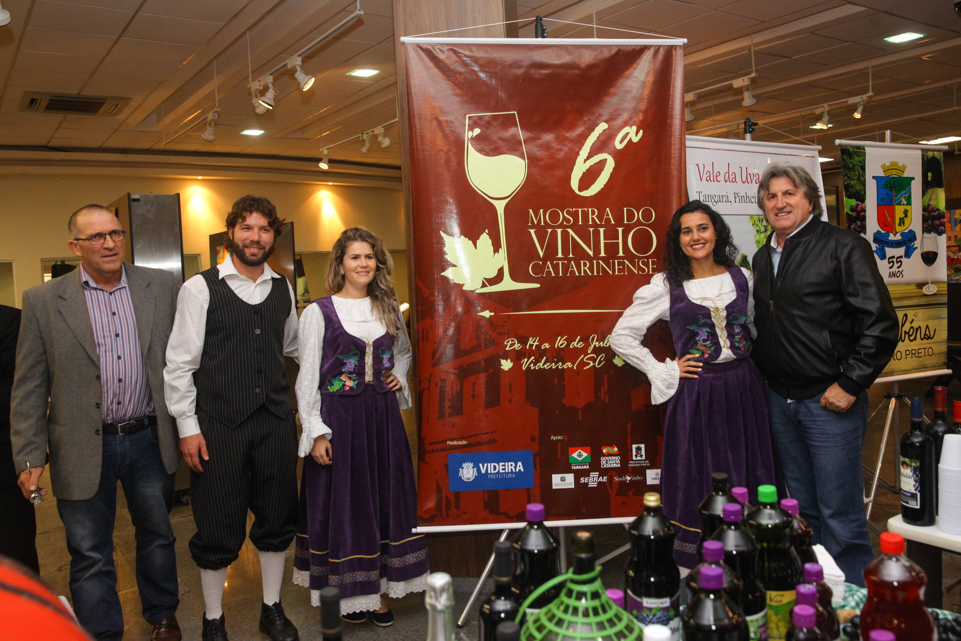 Abertura do primeiro barril de vinho para o lançamento da 6ª Mostra do Vinho Catarinense