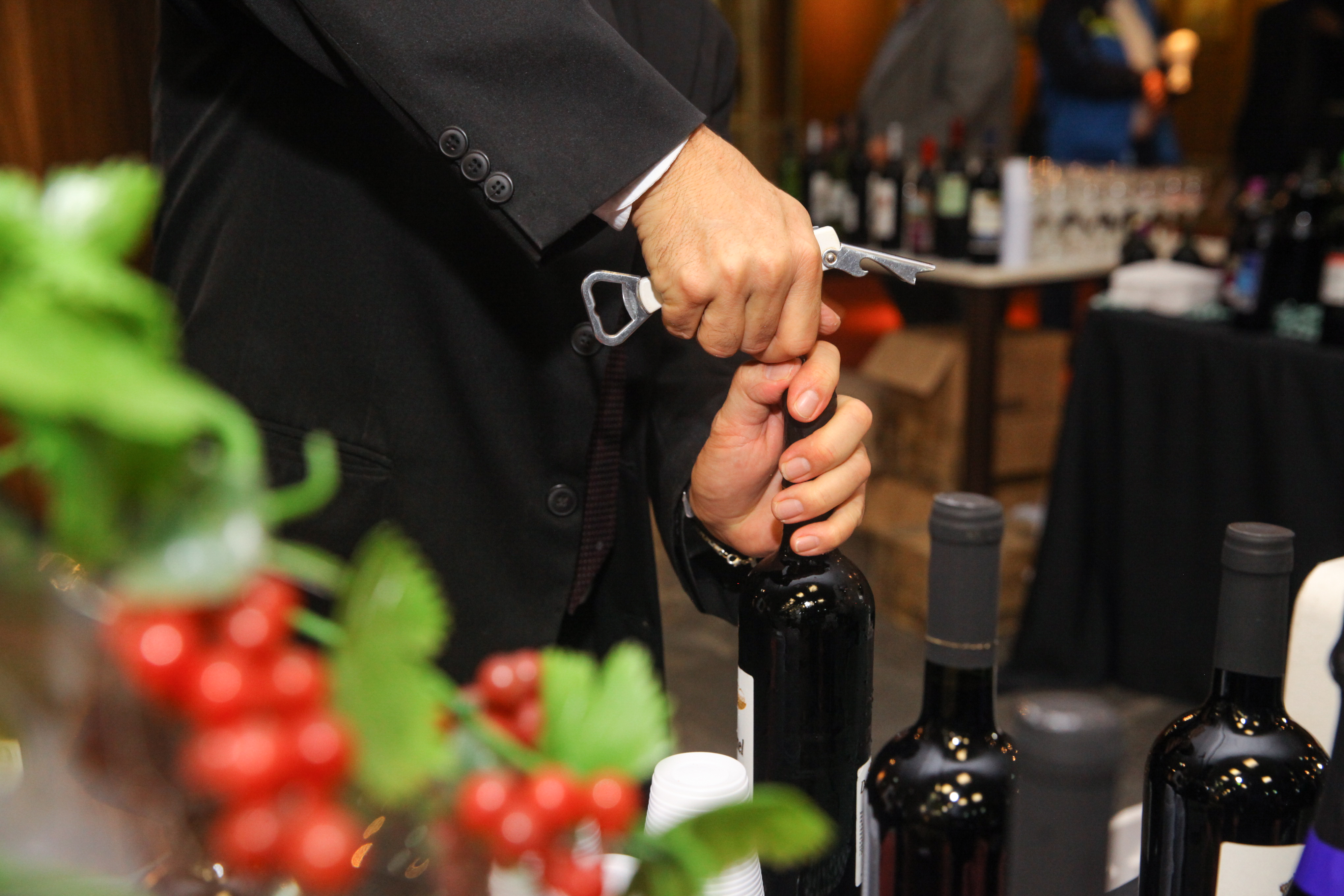 Abertura do primeiro barril de vinho para o lançamento da 6ª Mostra do Vinho Catarinense