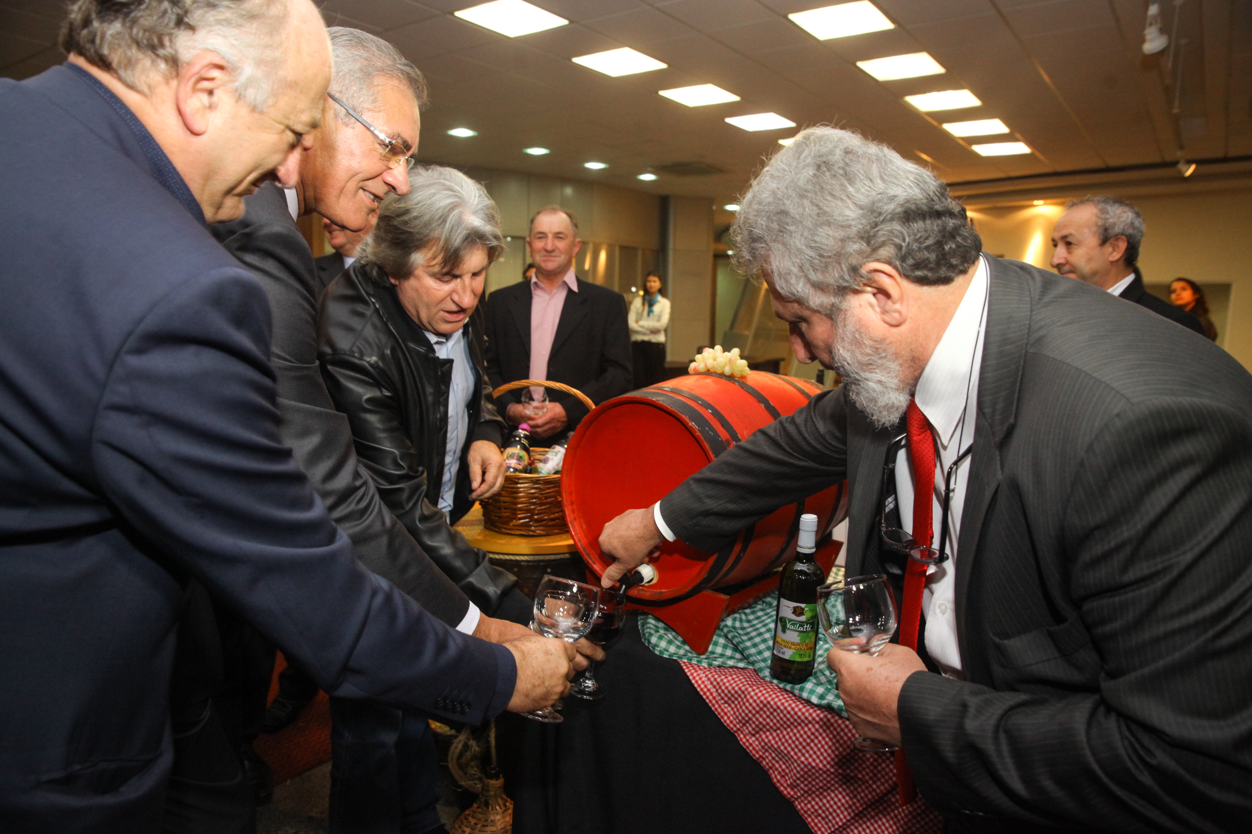 Abertura do primeiro barril de vinho para o lançamento da 6ª Mostra do Vinho Catarinense