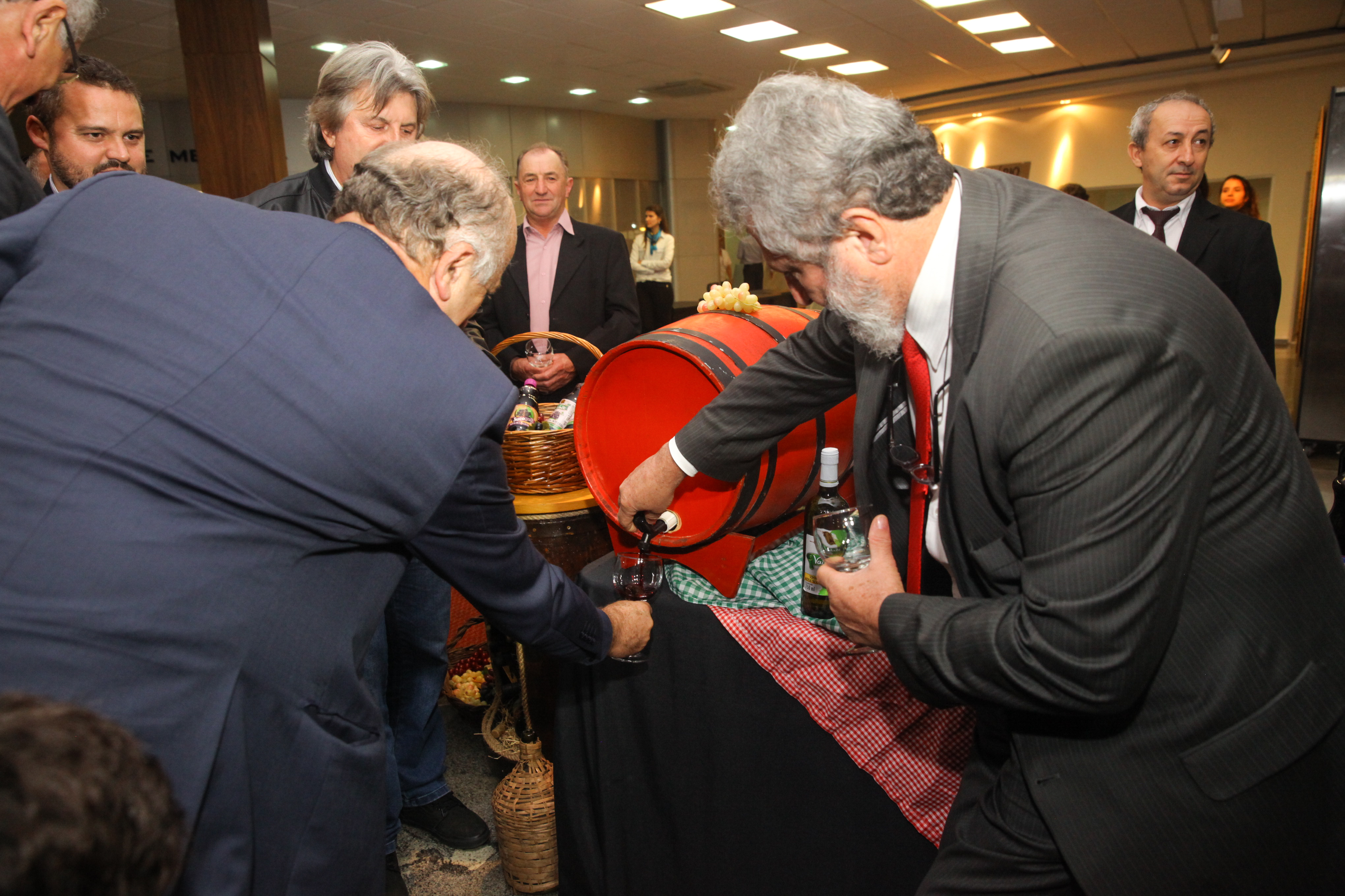 Abertura do primeiro barril de vinho para o lançamento da 6ª Mostra do Vinho Catarinense