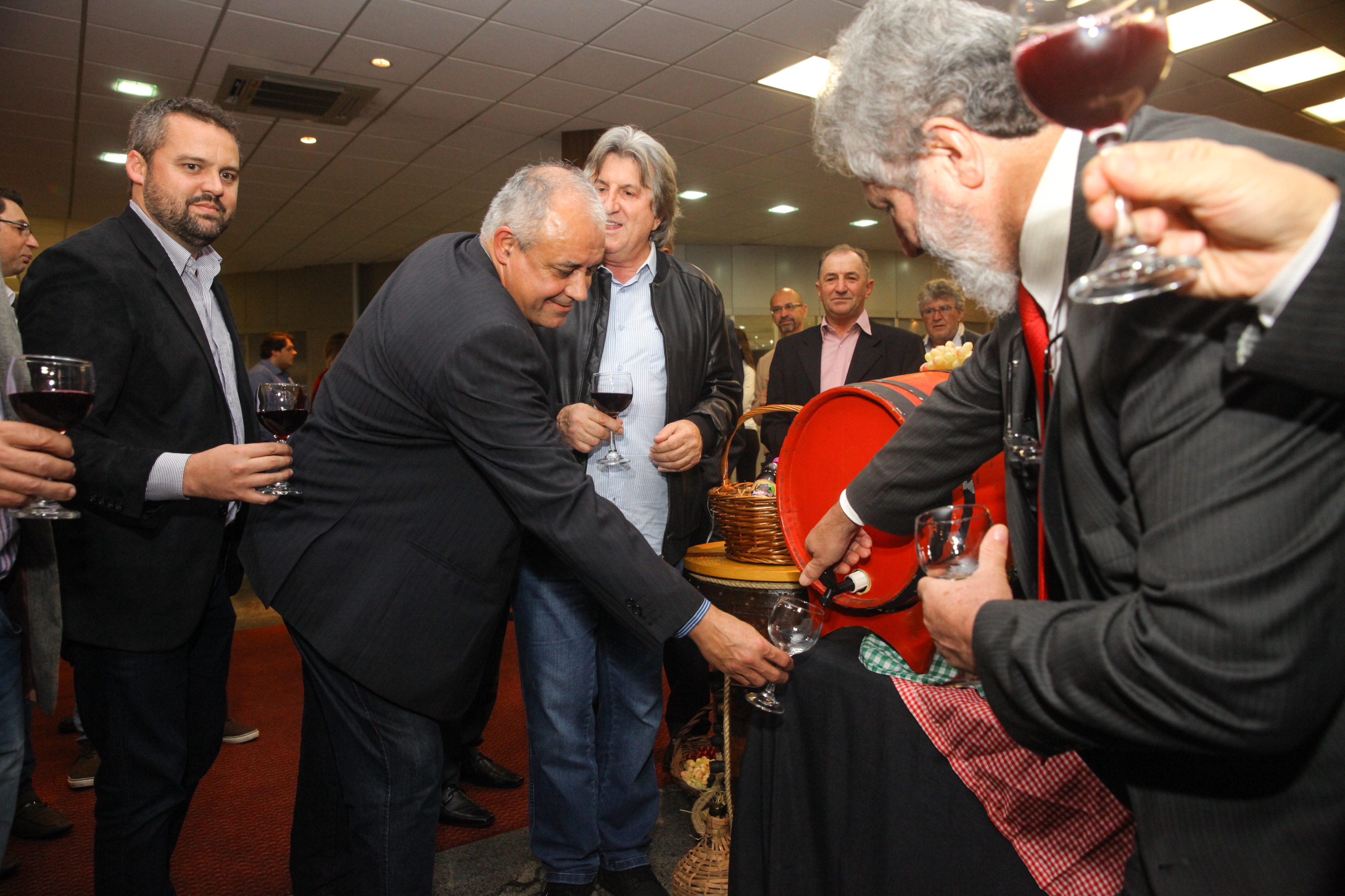 Abertura do primeiro barril de vinho para o lançamento da 6ª Mostra do Vinho Catarinense