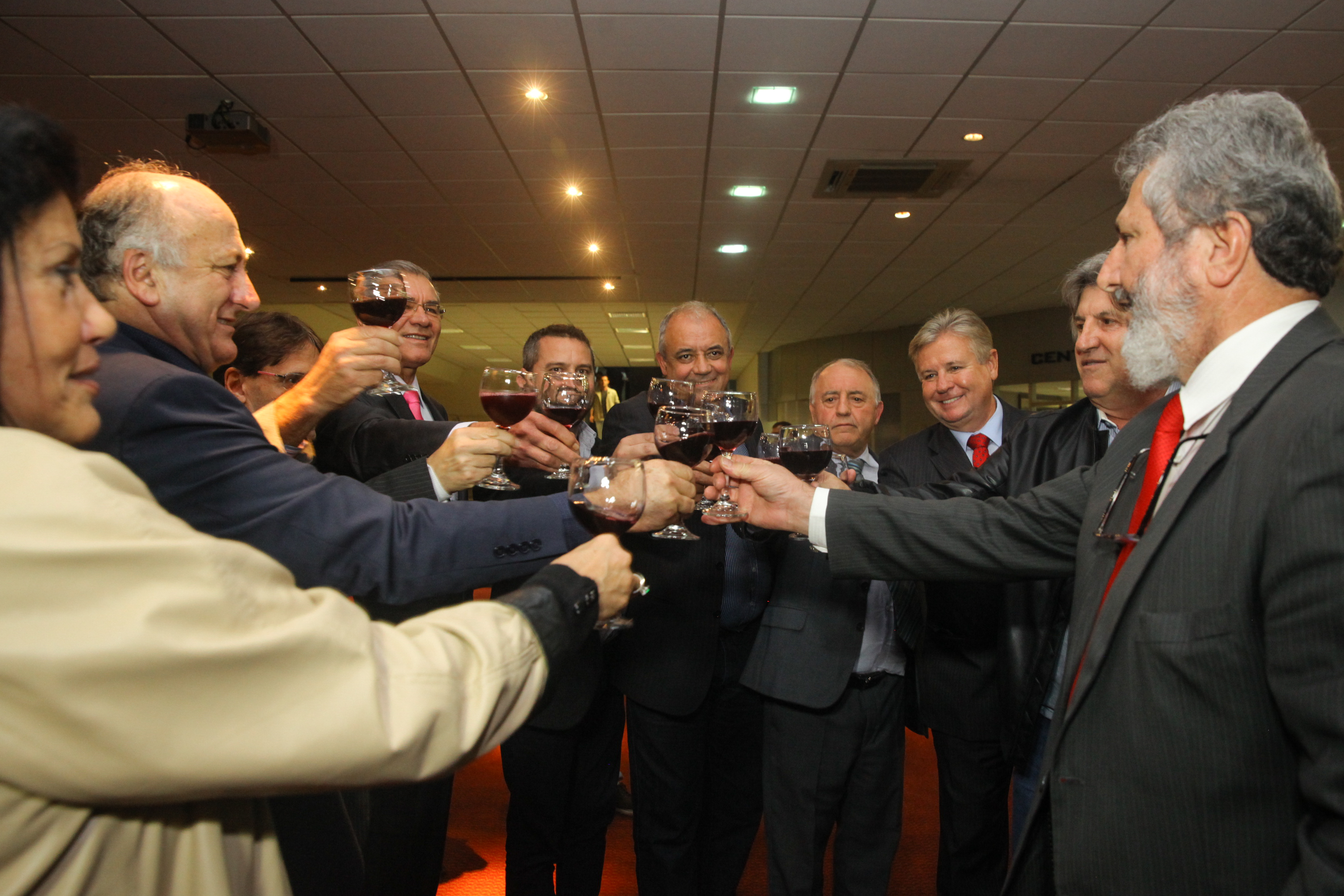 Abertura do primeiro barril de vinho para o lançamento da 6ª Mostra do Vinho Catarinense