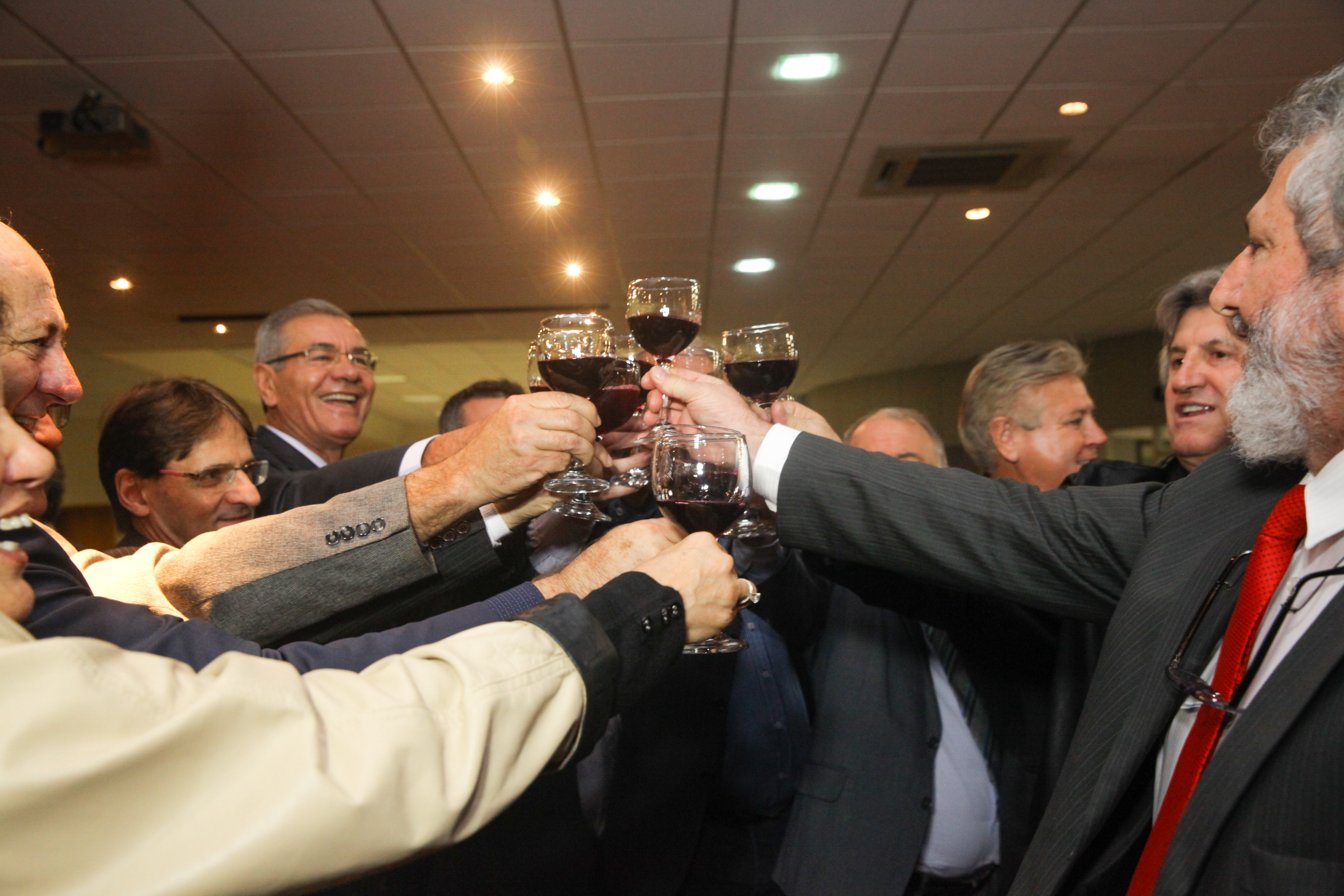 Abertura do primeiro barril de vinho para o lançamento da 6ª Mostra do Vinho Catarinense