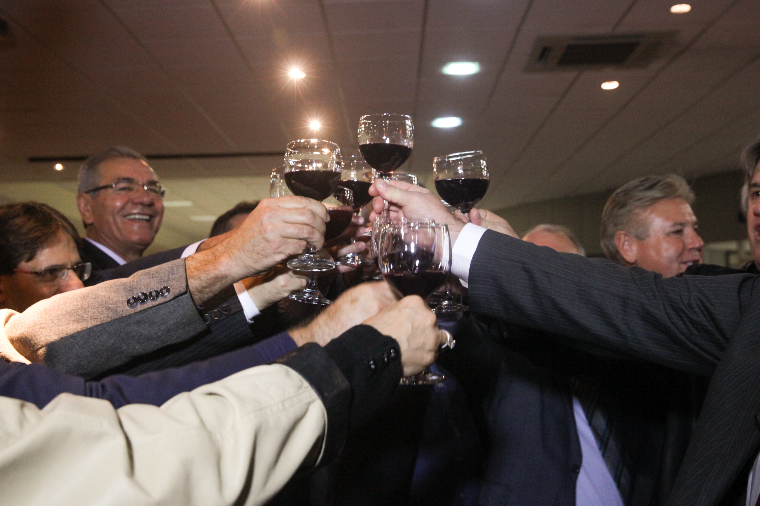 Abertura do primeiro barril de vinho para o lançamento da 6ª Mostra do Vinho Catarinense