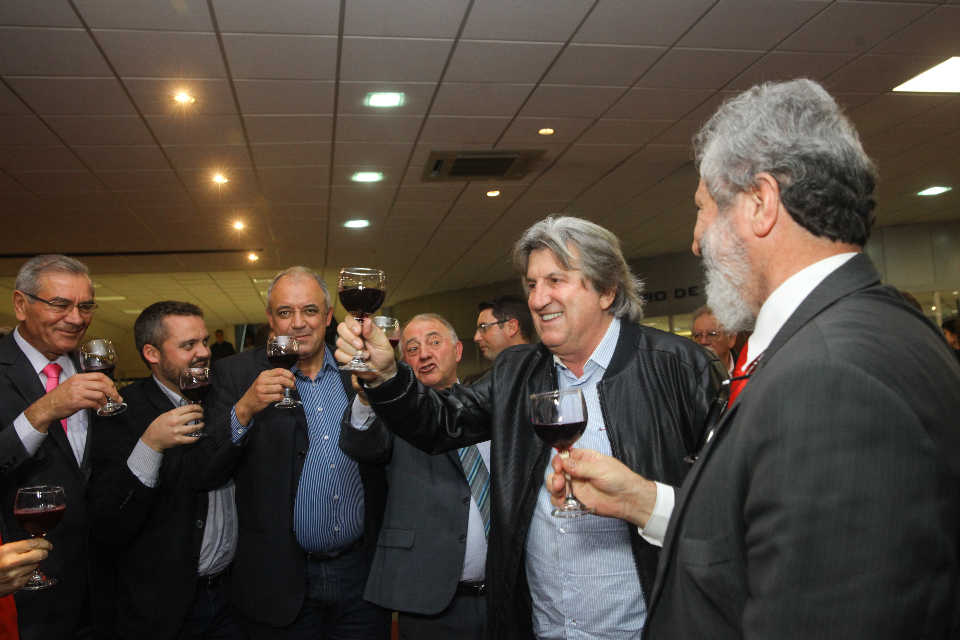 Abertura do primeiro barril de vinho para o lançamento da 6ª Mostra do Vinho Catarinense