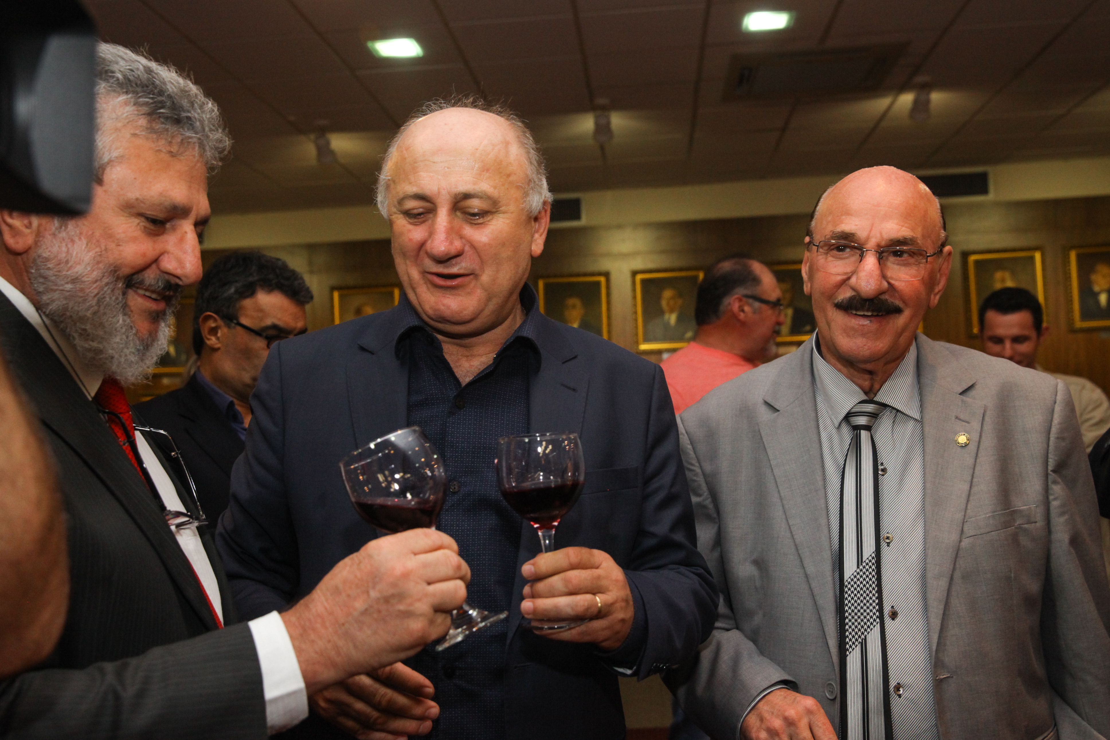 Abertura do primeiro barril de vinho para o lançamento da 6ª Mostra do Vinho Catarinense