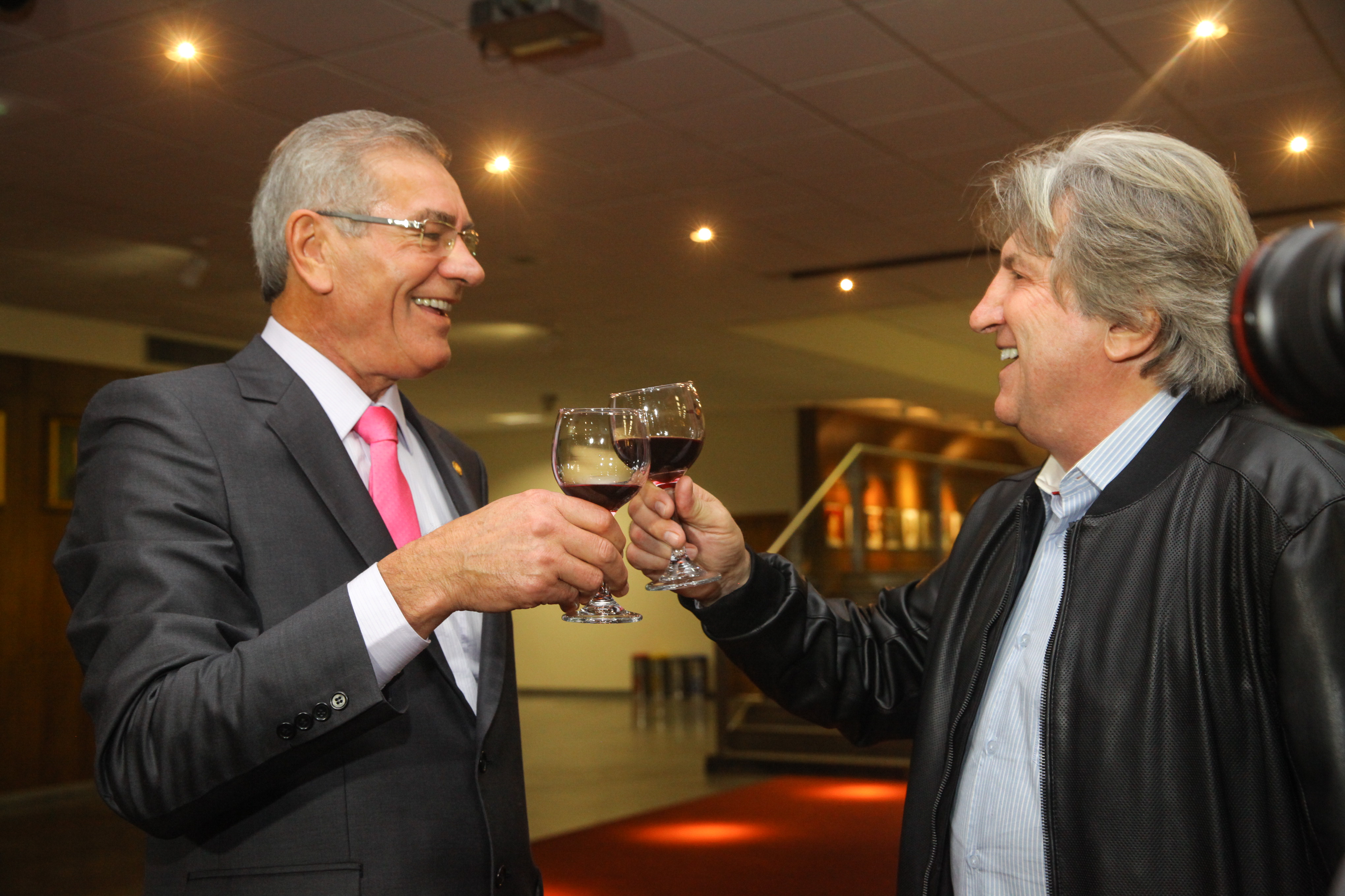 Abertura do primeiro barril de vinho para o lançamento da 6ª Mostra do Vinho Catarinense