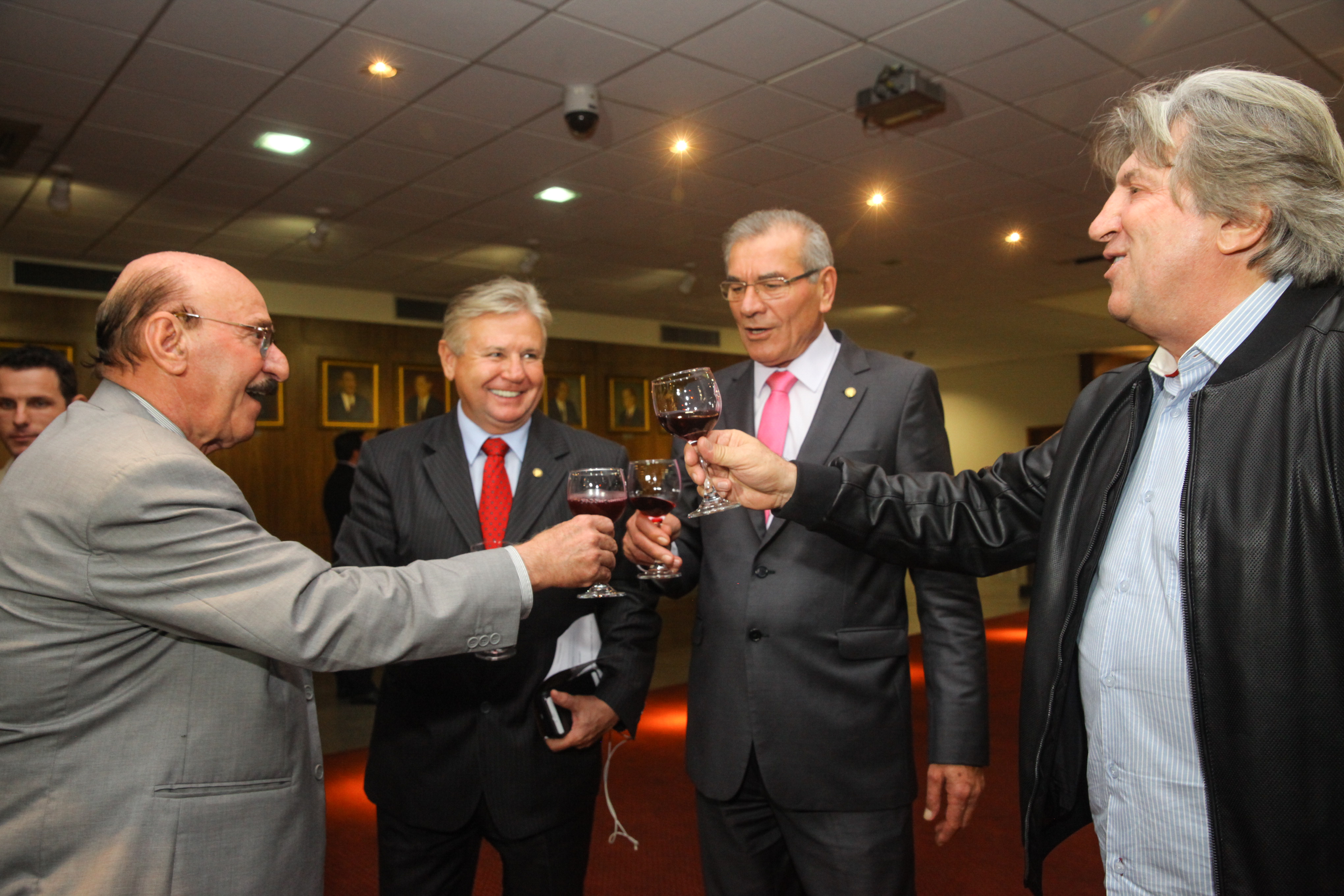 Abertura do primeiro barril de vinho para o lançamento da 6ª Mostra do Vinho Catarinense