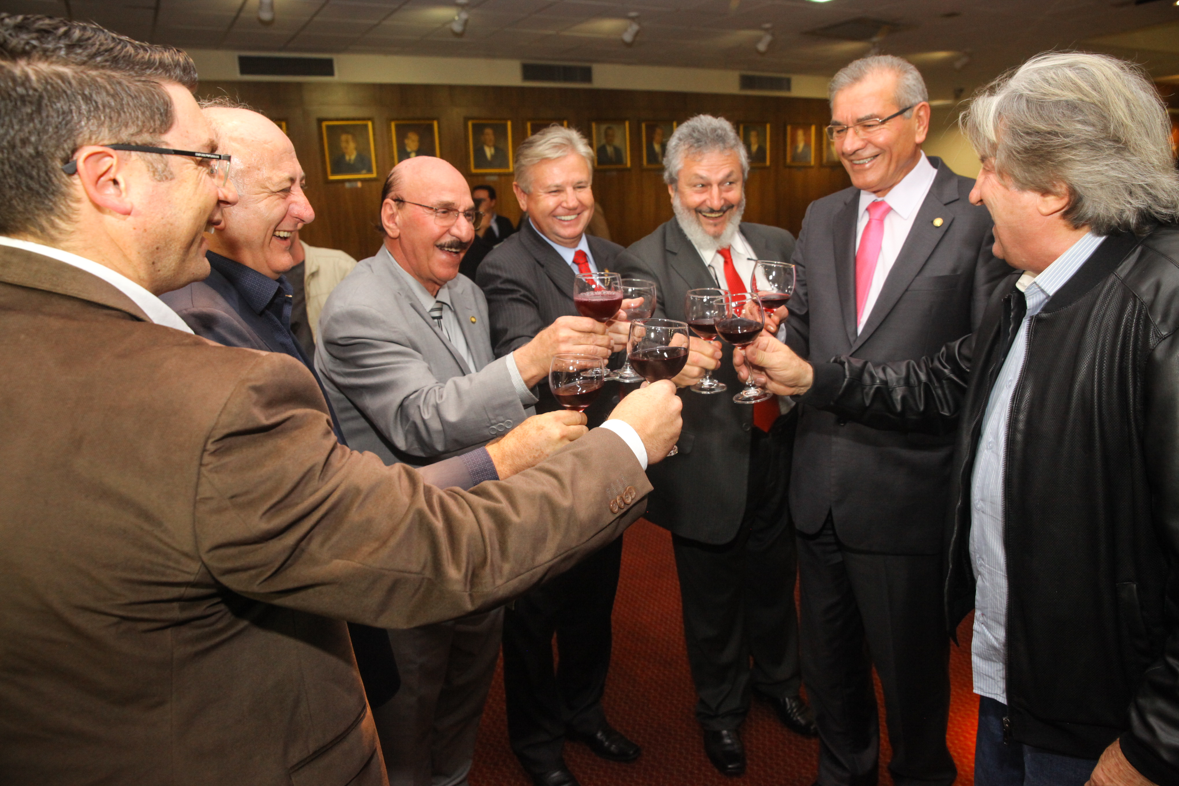 Abertura do primeiro barril de vinho para o lançamento da 6ª Mostra do Vinho Catarinense