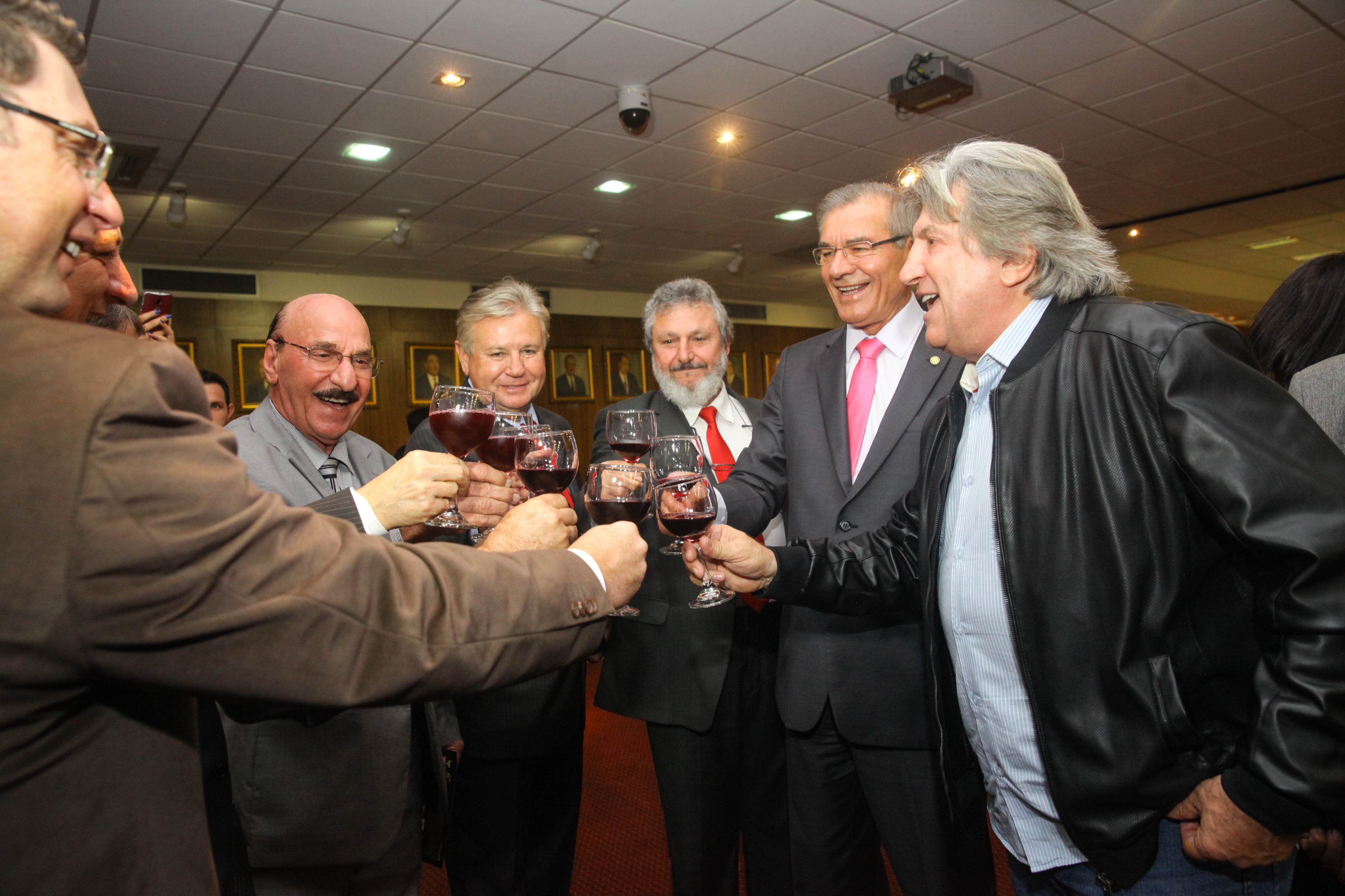 Abertura do primeiro barril de vinho para o lançamento da 6ª Mostra do Vinho Catarinense