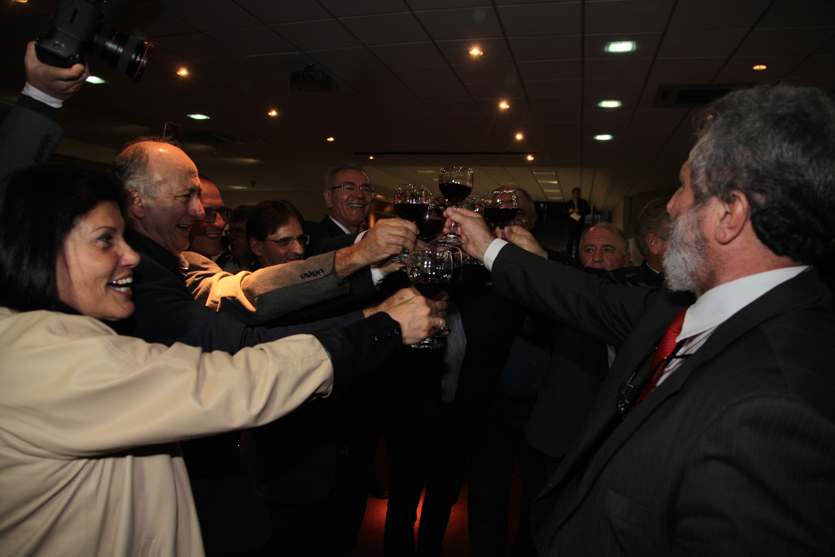 Abertura do primeiro barril de vinho para o lançamento da 6ª Mostra do Vinho Catarinense. Foto: Solon Soares / Agência AL