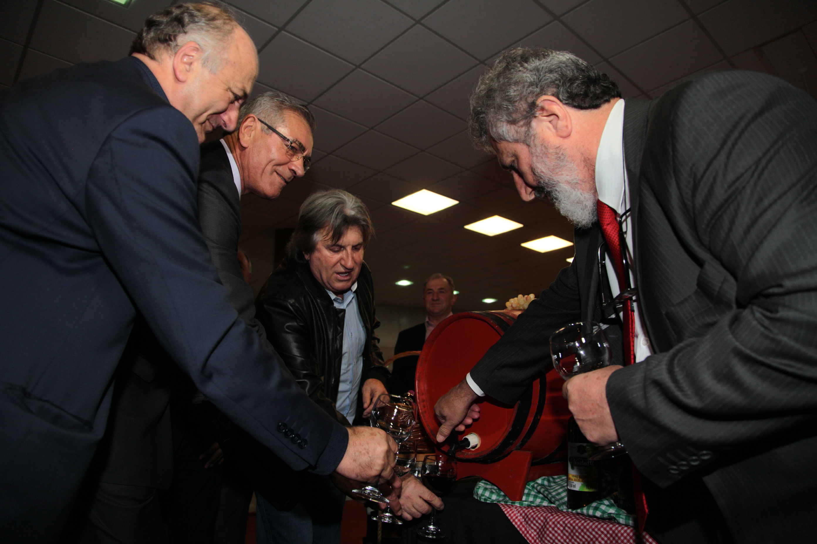 Abertura do primeiro barril de vinho para o lançamento da 6ª Mostra do Vinho Catarinense. Foto: Solon Soares / Agência AL