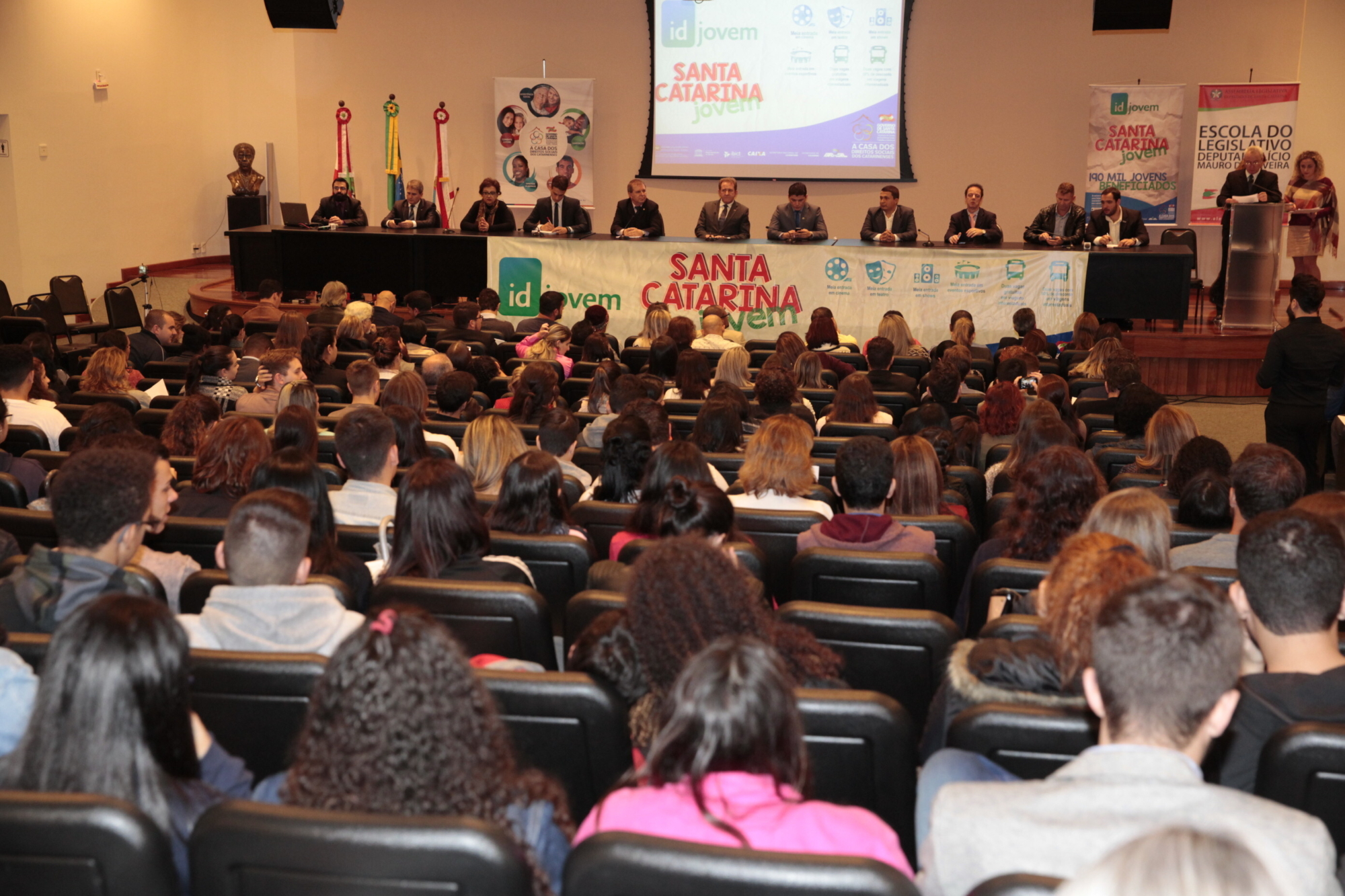 Programa propõe ações de inclusão social para jovens de baixa renda