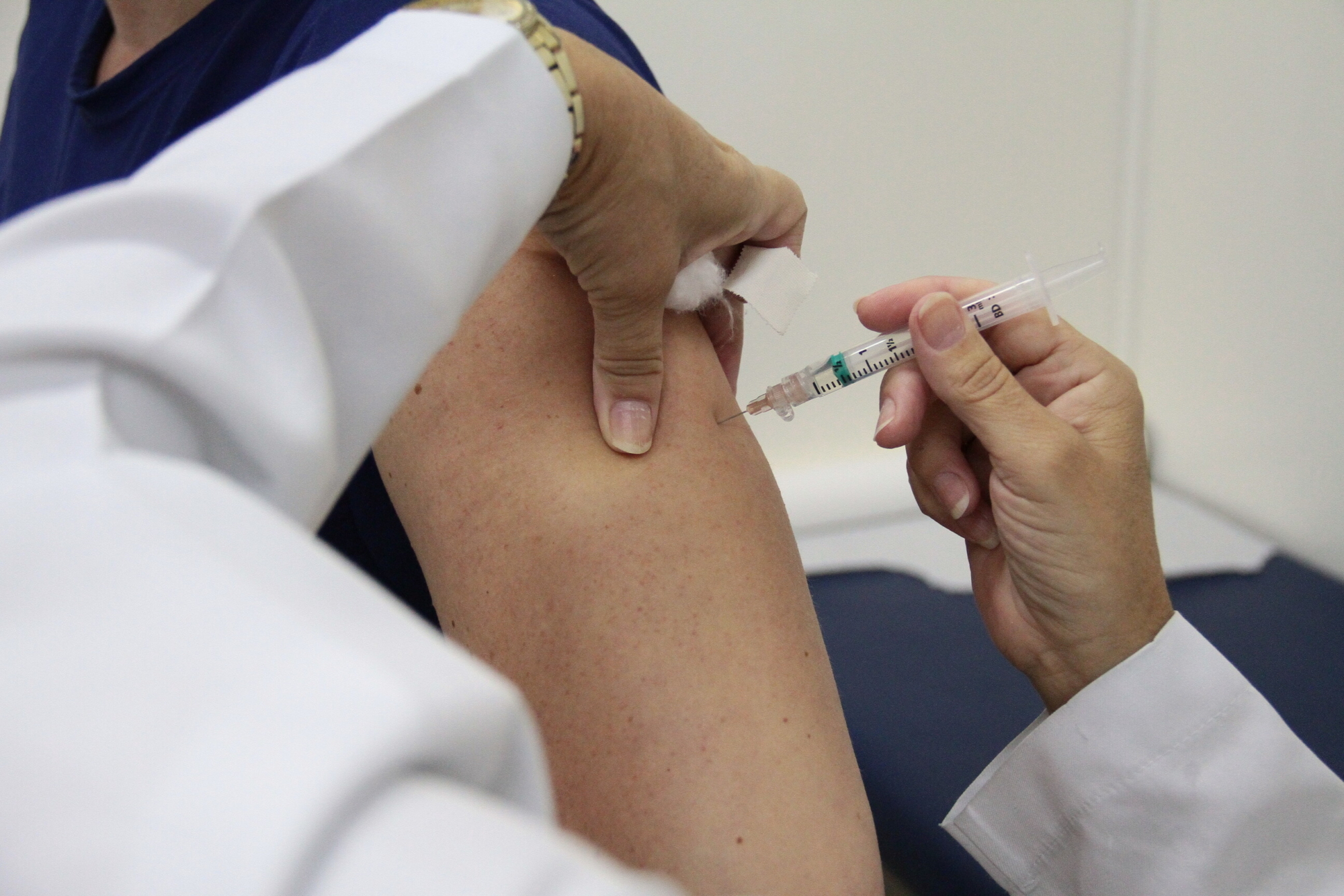 Dia D da vacinação contra gripe em SC mira gestantes, crianças e professores